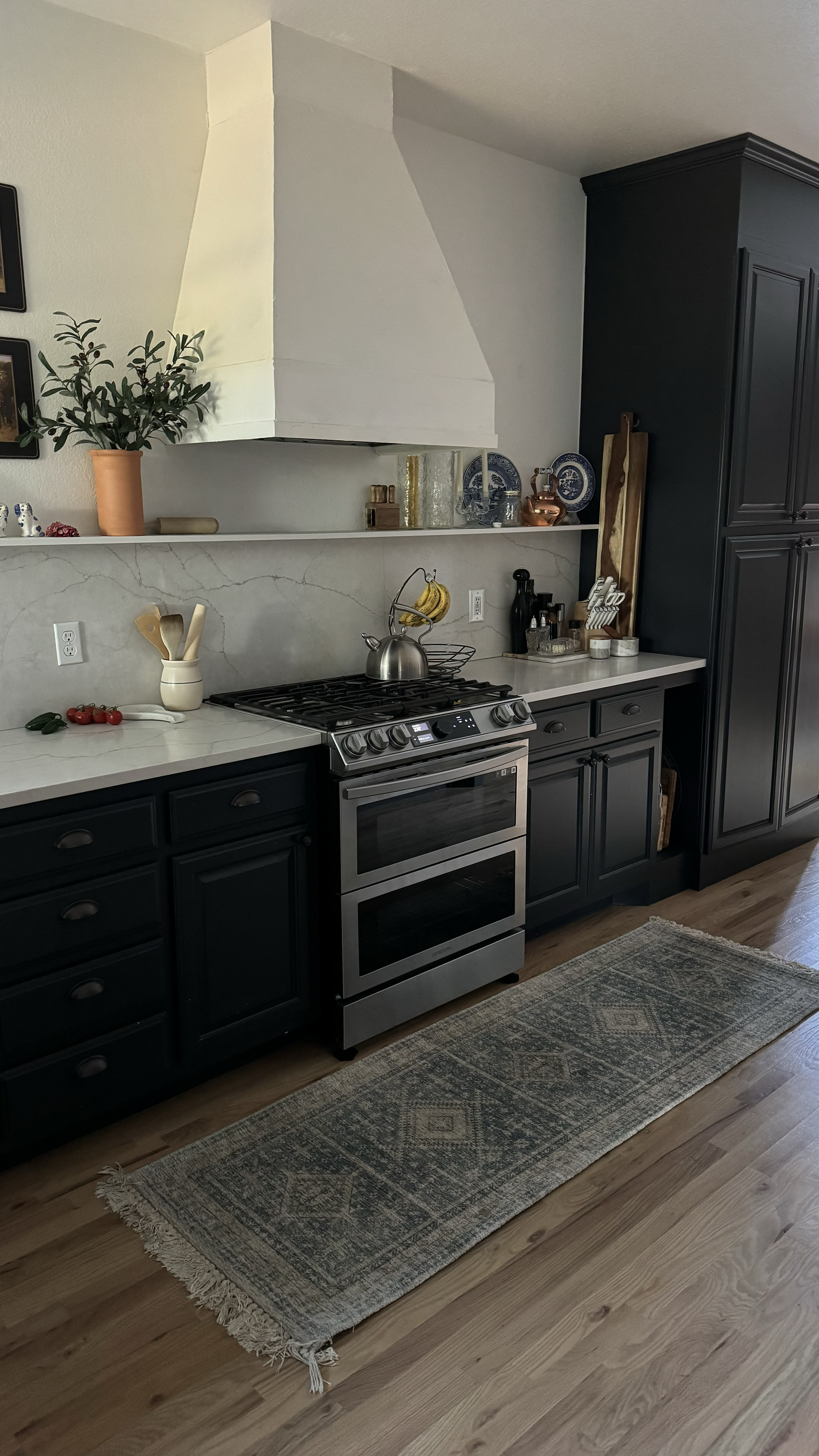 My Kitchen is my happy place☀️ Besides sleeping in my bedroom, I spend most of my time in the kitchen cooking. The French call it “C'est une cuisine pleine de souvenirs chaleureux." (It's a kitchen full of warm memories.)