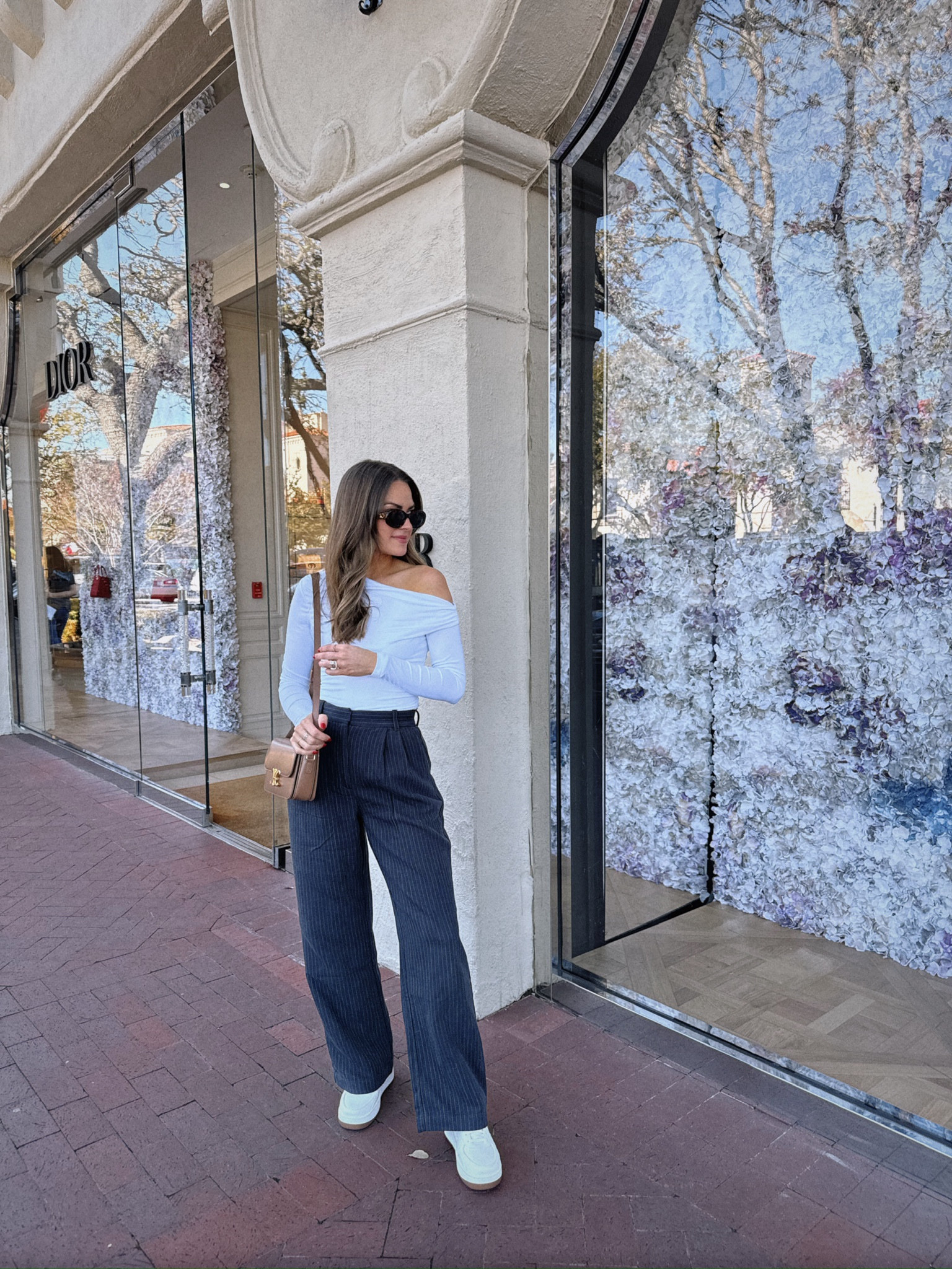 I'm wearing a size S in the top, a 25 in the pants & my sneakers run TTS.