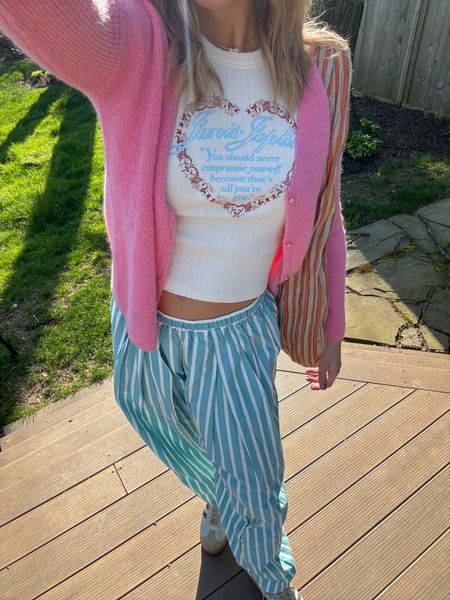 Spring OOTD: these Free People pants are absolutely incredible paired it with a cute graphic tee from Daydreamer and threw on my new Sèzane pink cardigan for a pop of color 🫶🏼

PANTS: xs
TEE: small
CARDIGAN: xs

#LTKfindsunder100