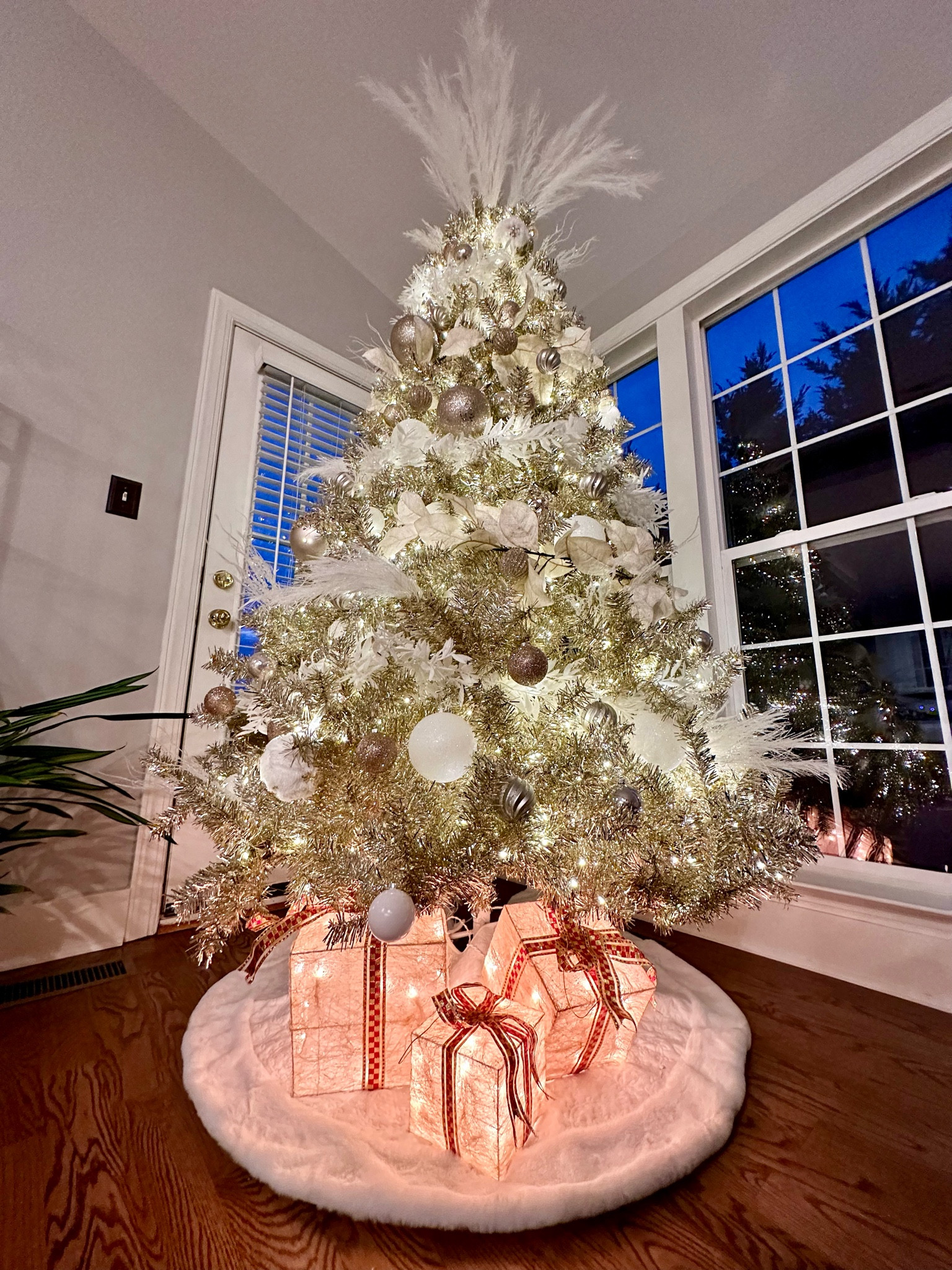 Champagne gold & white tree 🎄

#LTKHoliday #LTKhome #LTKSeasonal