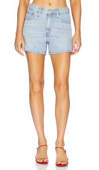 LEVI'S 80s Mom Short in Blue. - size 28 (also in 29, 30, 32) | Revolve Clothing (Global)