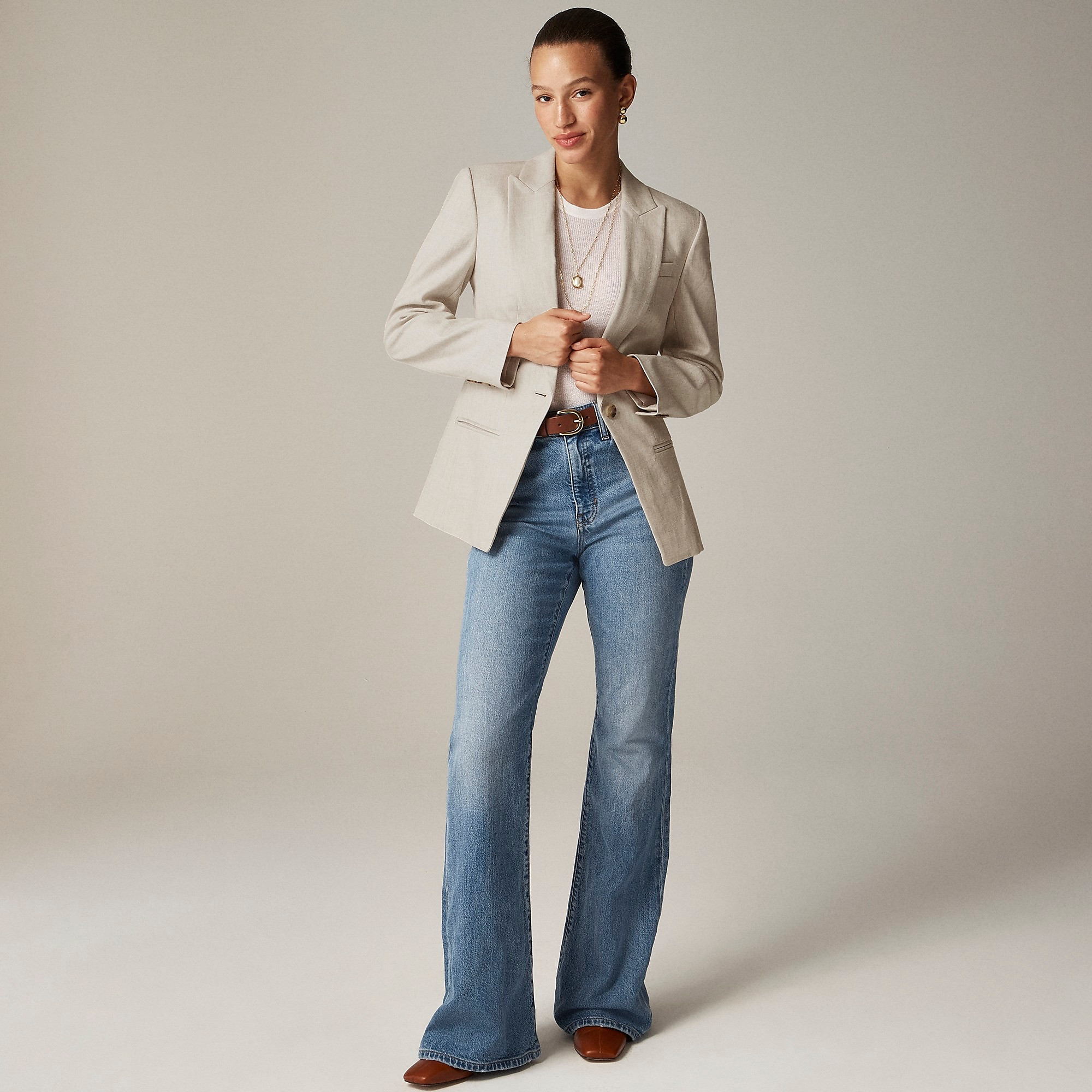 Tailored Blazers with Soft, Vintage Appeal
A well-fitted blazer is always in style, but this spring, go for a soft pastel or neutral tone to keep it light and airy. Pair it with high-waisted trousers or a flowy midi skirt for a sophisticated yet relaxed look. Add layered gold jewelry and a vintage leather bag for that Pierce & Ward-inspired elegant yet lived-in vibe.  

 #LTKcanada #LTKworkwear #LTKmidsize