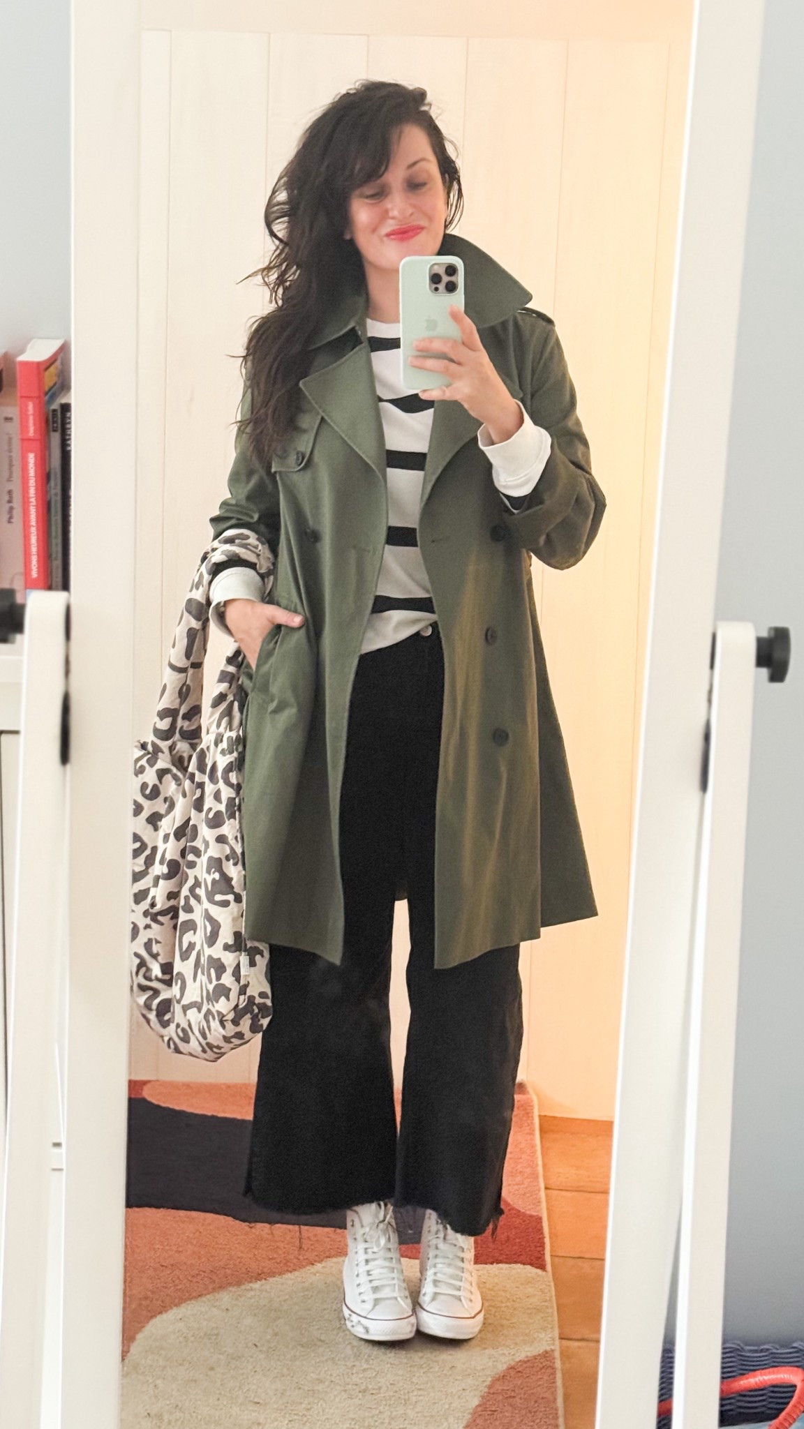 • Trench kaki #uniqloC x #clarewightkeller 
• Sweat rayé #hm 
• Jean flare crop #mango
• Cabas léopard #studionoos
• #Converse en cuir blanc 
• Rouge à lèvres semi-mat « Defiant coral » #esteelauder

#LTKfrance #LTKmidsize #LTKautumn