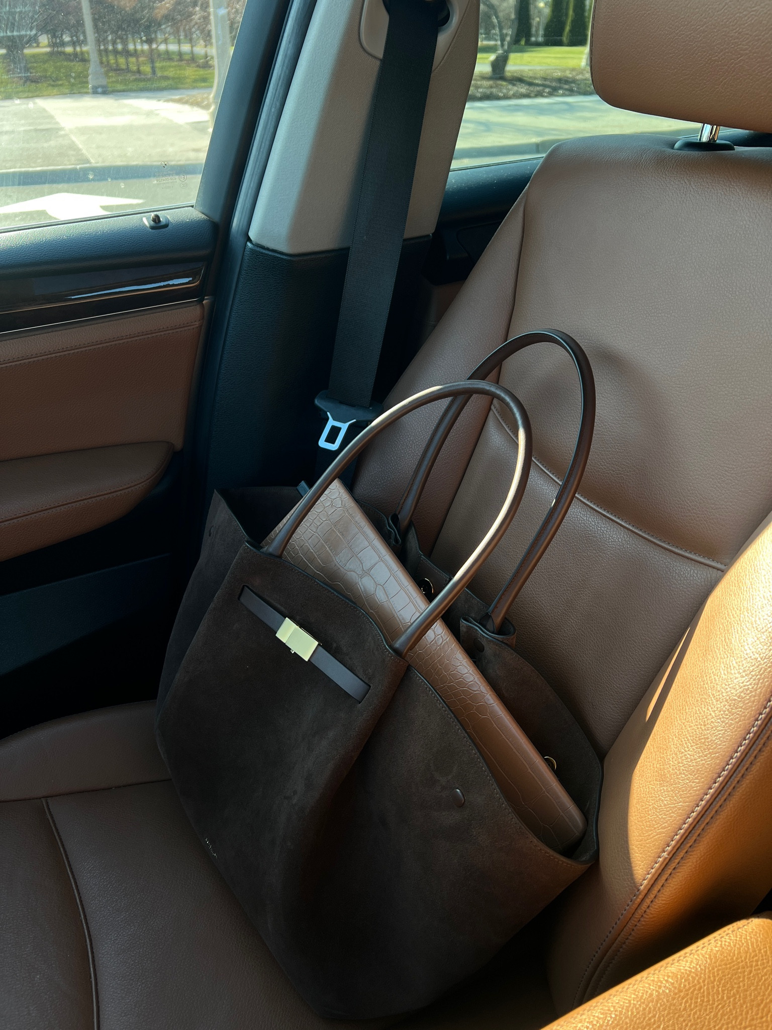 So in love with her! 🤎😮‍💨🤌🏻

Treated myself to the carry-all to end all carry-all’s! Even fits my 16” laptop 🙂‍↕️

#Laptopbag #laptop #tote #Worktote #workbag 

#LTKWorkwear #LTKStyleTip #LTKSeasonal