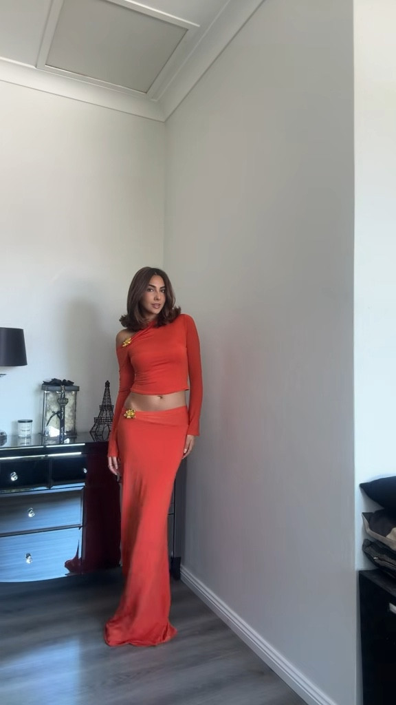 Orange is in. Wearing Meshki in a size Small/8 🧡

Event Recommendation: 
- to a Birthday 
- Spring/summer 
- Dinner/Lunch 

Can dress up and down by wearing separately 