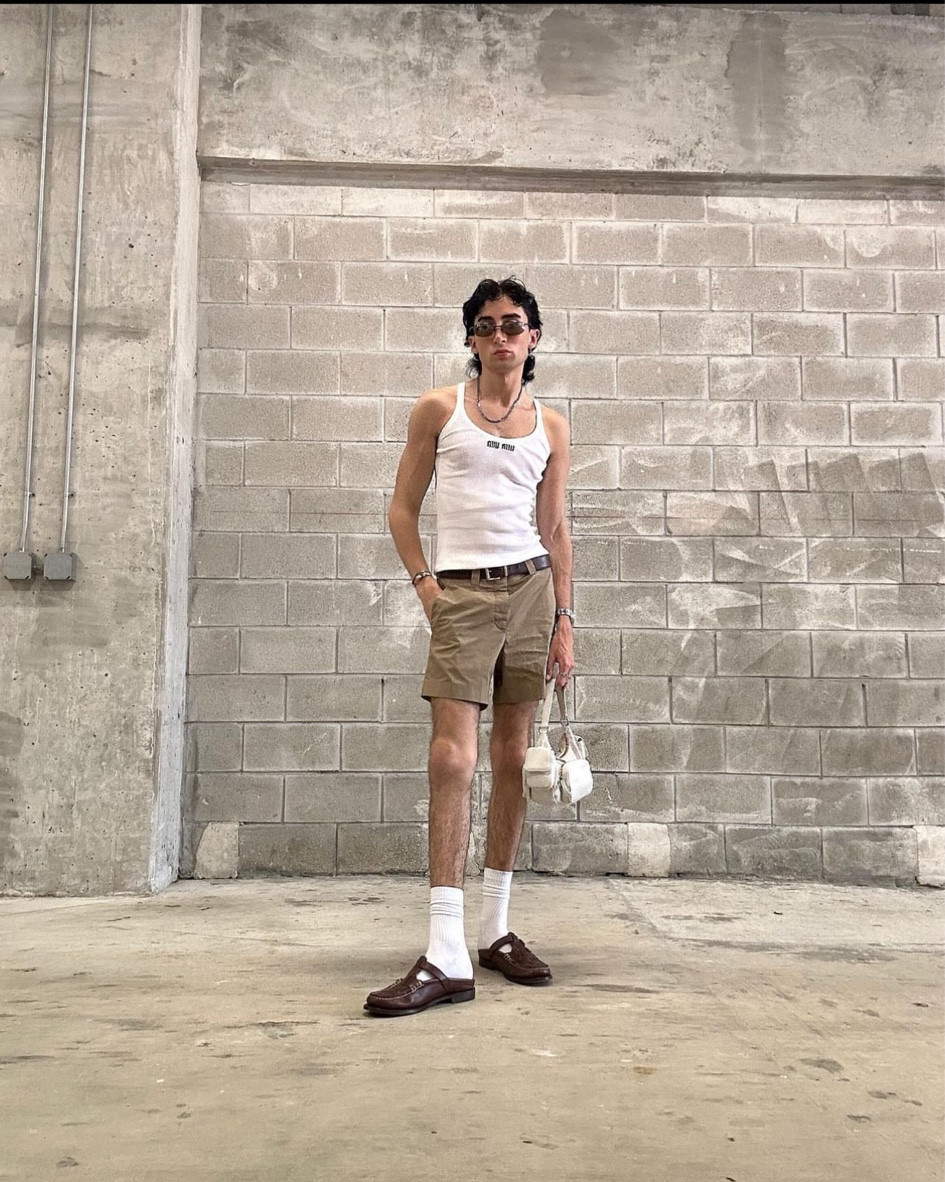 Débardeur blanc Miu Miu, shorts long beige, shorts Miu Miu, short style cargo, sac porté épaule blanc, sac Miu Miu 

#LTKstyletip #LTKmens #LTKFind