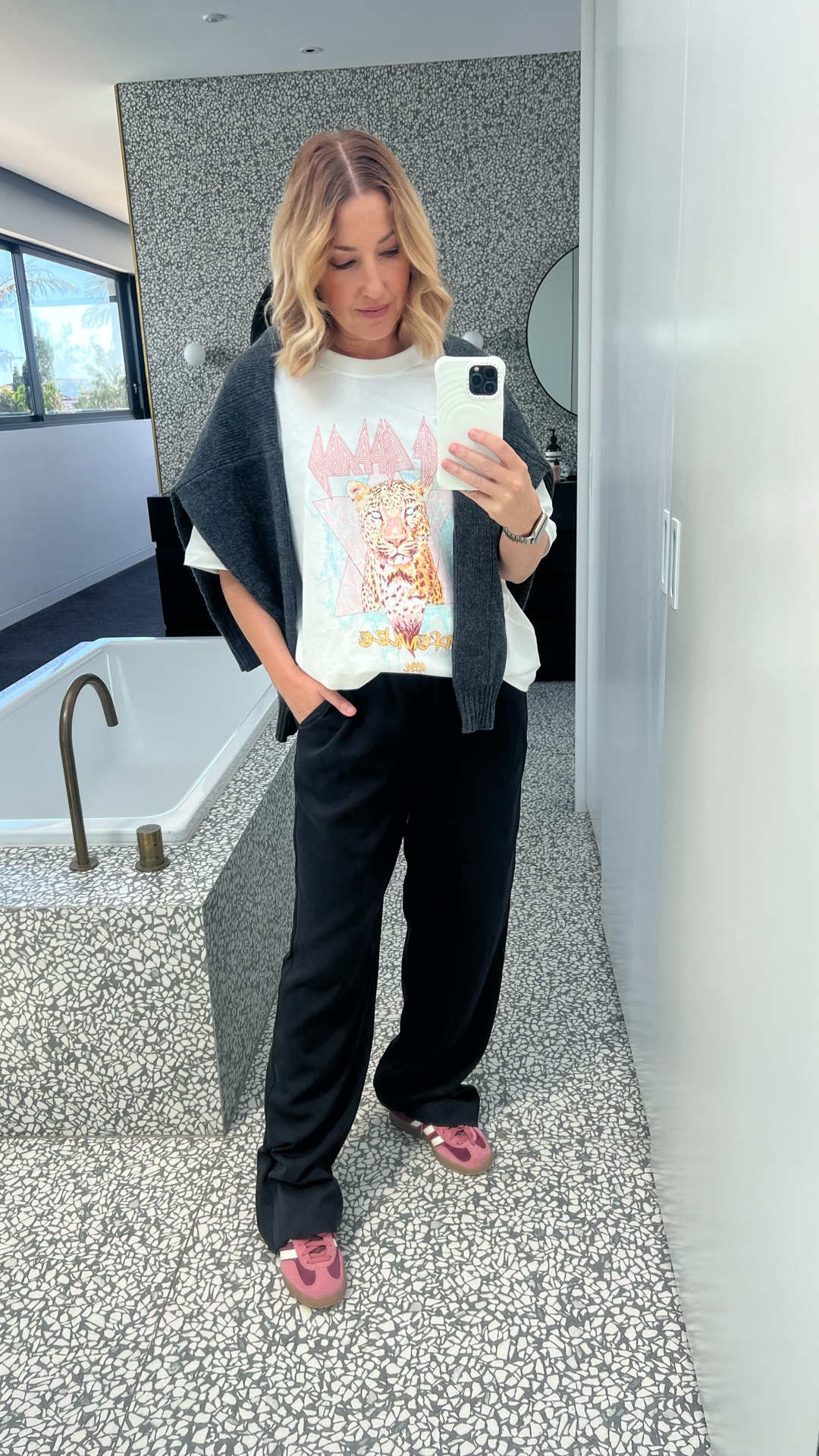 Casual Sunday! 
Oversized t-shirt from Cotton On, pants from Henne, Cardigan from Incu, sneakers from Adidas.

#LTKaustralia #LTKstyletip #LTKspring