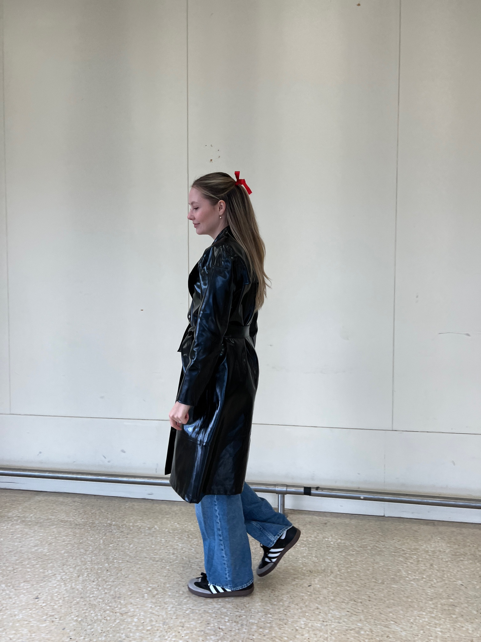 Rain coat trench, sambas adidas, wide jeans outfitts

#LTKstyletip