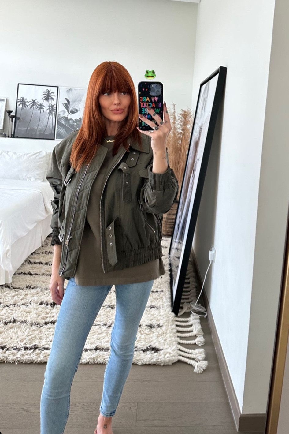 Bomber khaki, bomber femme vert foncé, tee shirt khaki femme, top khaki, jeans classiques, jeans bleus basiques 

#LTKstyletip