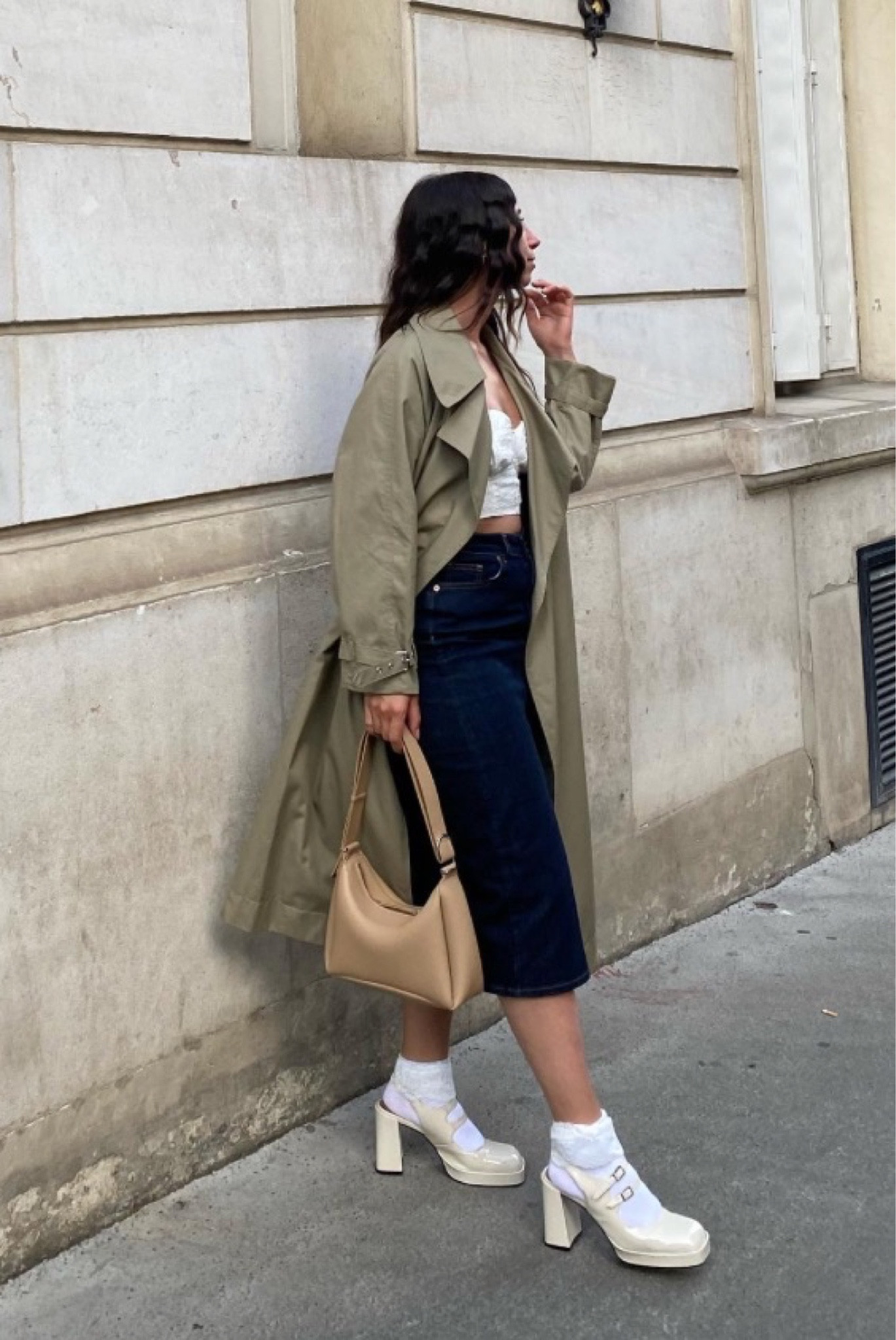 L’une de mes tenues préférées cet hiver 2022 ? Celle-ci, avec le combo chaussettes blanches à volants et babies à talons et bout carrés. La jupe en jeans est d’ailleurs l’une des plus grandes tendances mode de la saison.

#falloutfit #noel #christmas #nodaleto #jonak #polene #trench #denimskirt #parisianstyle #ltku der50 #ltkunder100

#LTKeurope #LTKSeasonal #LTKshoecrush