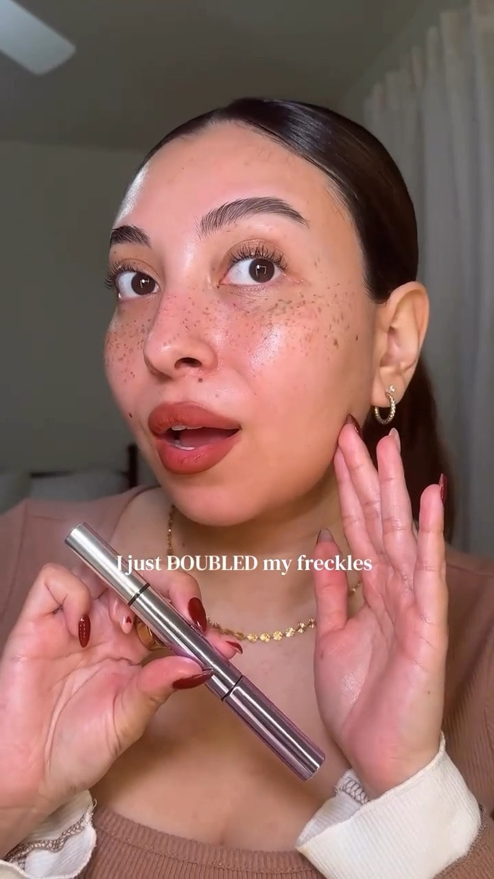 Doubled my natural freckles with this pen from @unicosbeauty #skincare #makeup #frecklepen #fauxfreckles #makeupreels