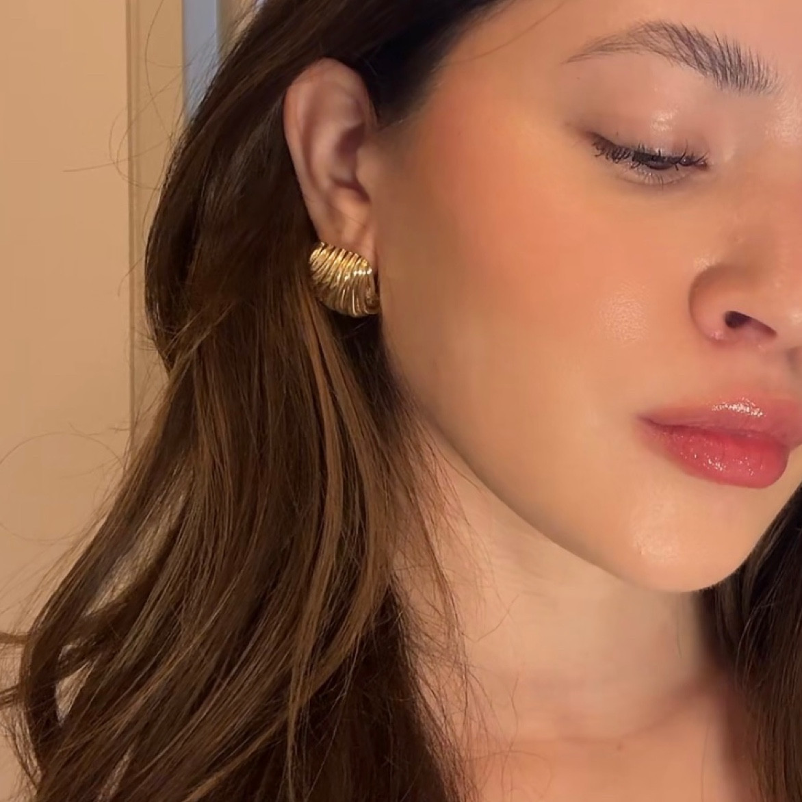 my favorite earrings 🤍🤍, 
vintage style & so cute/ affordable 