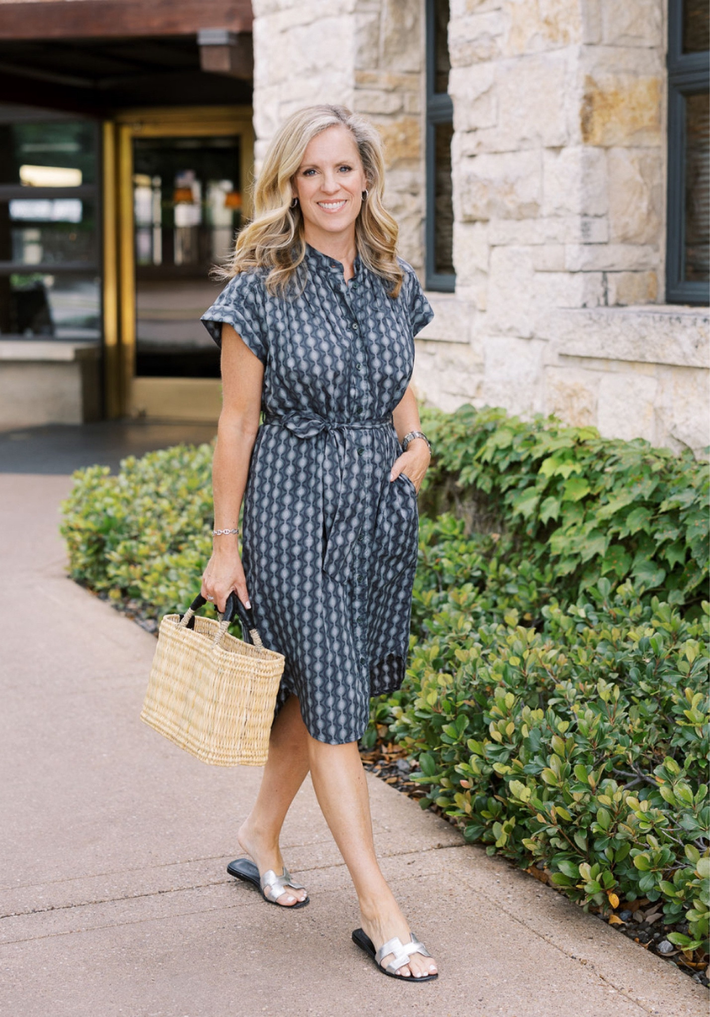 Casual Day Dresses for Fall 

Geometric print shirt dress 
Fall dress
Transitional outfit 
Basket tote 
Market tote
Fall shirt dress 
Fall outfit 

https://www.aliciawoodlifestyle.com/casual-day-dresses-for-fall/

#LTKSeasonal #LTKStyleTip #LTKOver40