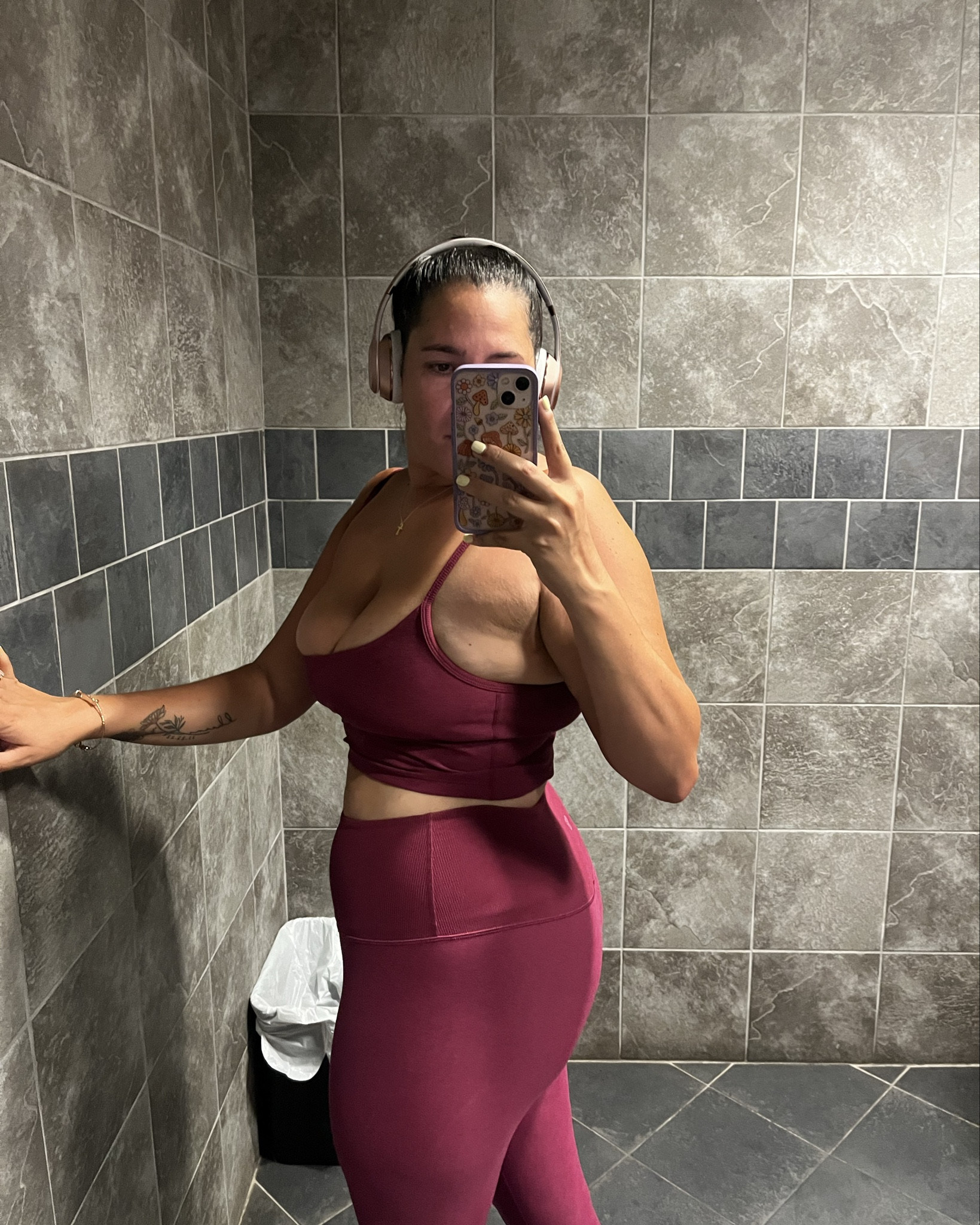 Comfy wine red workout fit ♥️

#LTKMidsize #LTKFitness #LTKActive