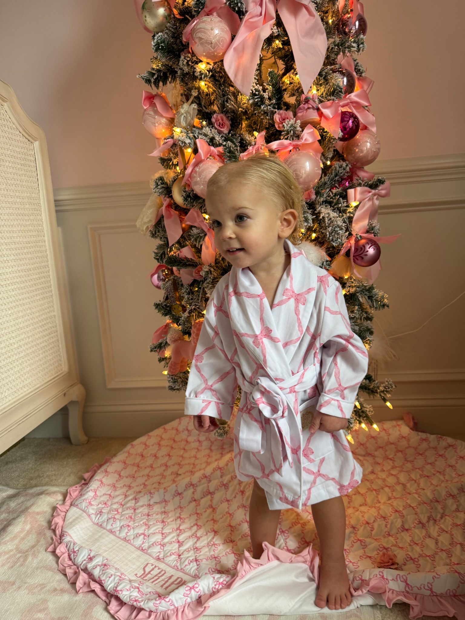 Little girl bow robe 
The perfect Christmas gift 