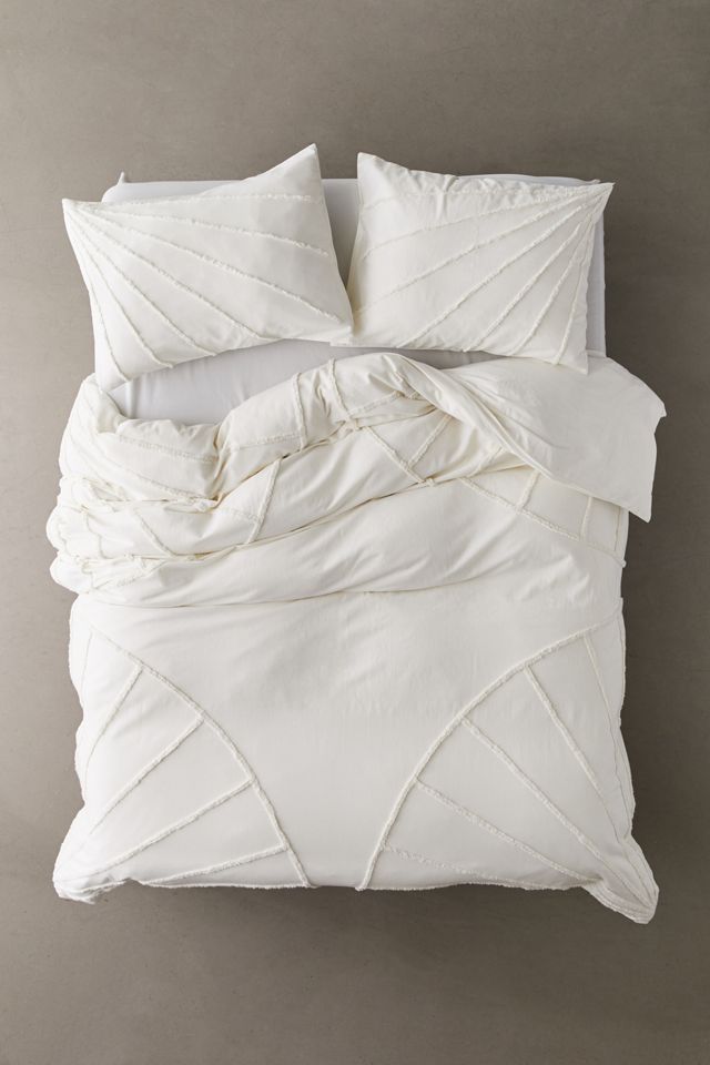 Eden Tufted Duvet Cover | Urban Outfitters (US and RoW)