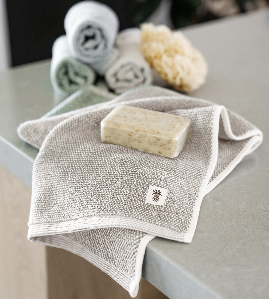 Bamboo Two-Tone Hand Towel | Cariloha