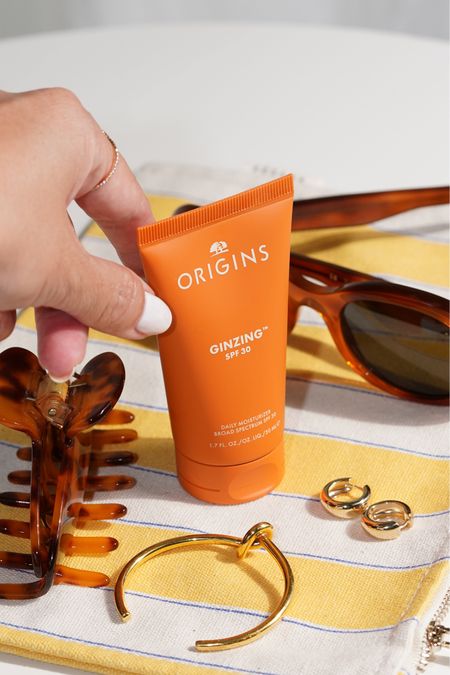 #ad Sunscreen is an absolute must in my daily routine and I really love this new Ginzing Sunscreen Moisturizer from @Origins! It has SPF 30 and blends in really well to the skin for a smooth clear finish. It’s formulated with caffeine and white panax ginseng to boost moisture while protecting the skin from UV exposure. Adds a nice radiance to the skin that lasts all day.

Find it now at @ultabeauty and linked in my @shop.ltk profile!

#OriginsPartner #ultabeauty

#LTKBeauty