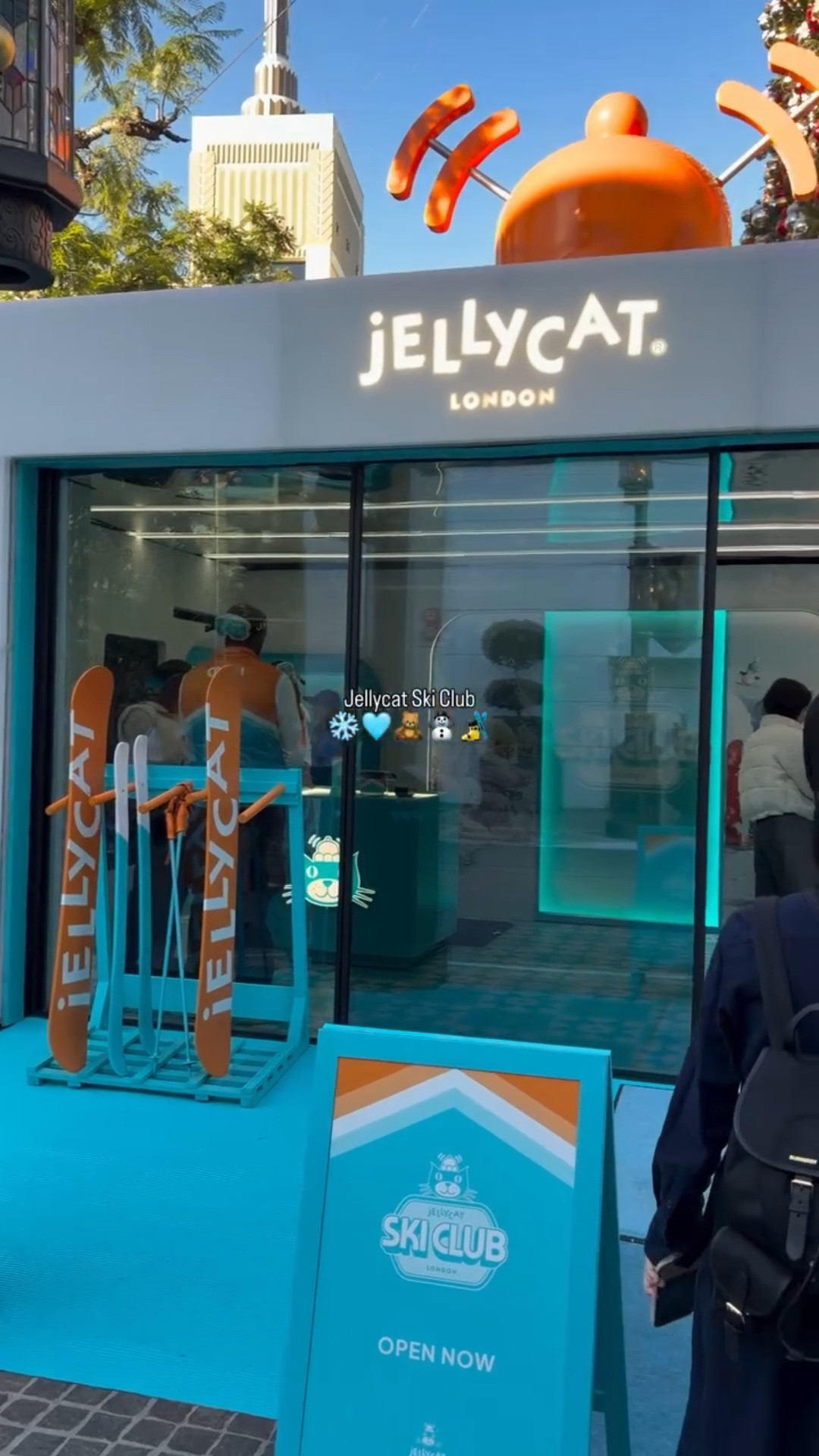 The Jellycat Ski Club at the Grove, Los Angeles is open until 12/31. The pop-up offers some of the holiday collection and 5 world exclusive characters only available here. Reservations are not required, there is a standby line. Your order comes with stickers and an exclusive Jellycat Ski Club Keychain!

@jellycat
@thegrovela

#jellycat #thegrovela #jellycatskiclub #sharingjoy #jellycatlondon