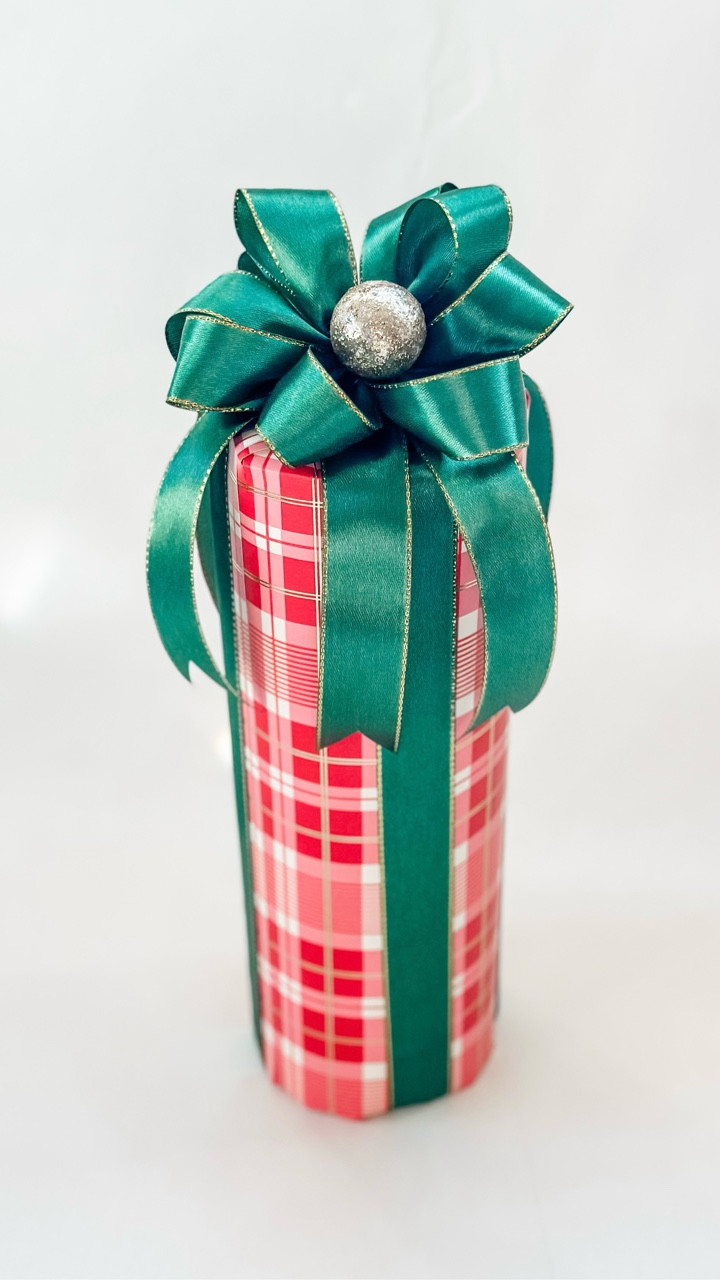 Never have I everrrrr…wrapped a paper towel roll! But there’s a first time for everything, so save this for the first time you’re faced with wrapping a cylinder! 😆