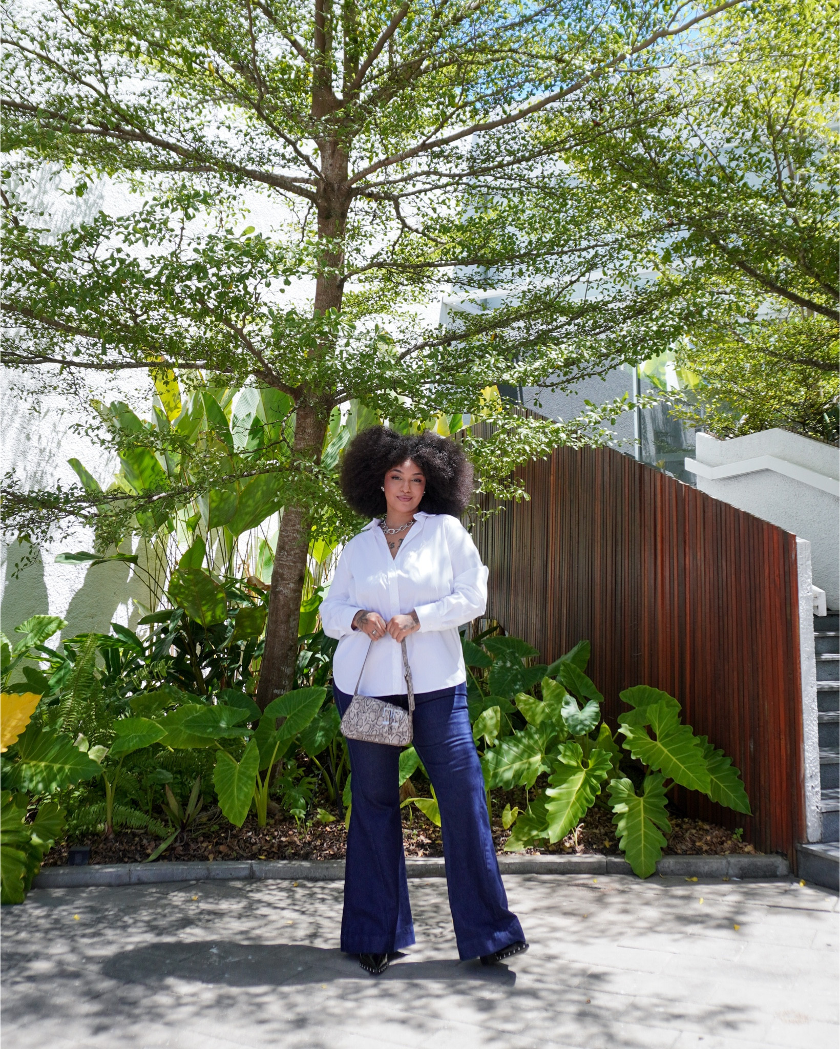 Look midsize casual elegante para o trabalho, usando camisa branca e calça jeans com estilo 

#LTKbrasil #LTKdicadeestilo #LTKmidsize