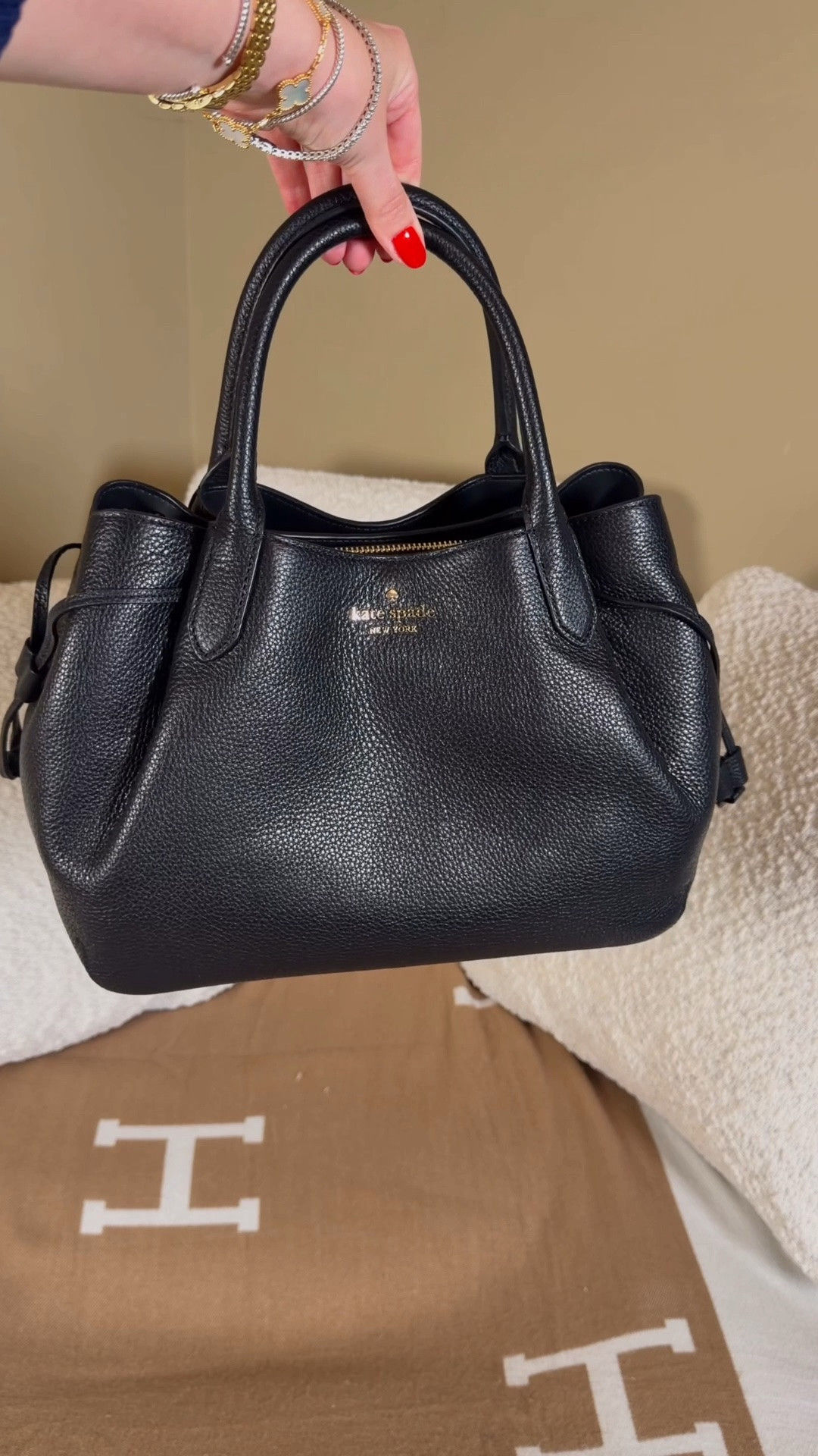 I’ve never seen a bag with so many pockets 😍 Comment SHOP & I’ll dm you the link 🖤

This large Kate Spade dumpling bag can literally hold your entire life. It has 6 different compartments of different sizes and small zippers and pockets within each. The ultimate bag for people who live organization in their bags.

I love how each compartment also has its own button so you can close whichever you’re not using and keeps the ones you need to access regularly open. The most practical bag!