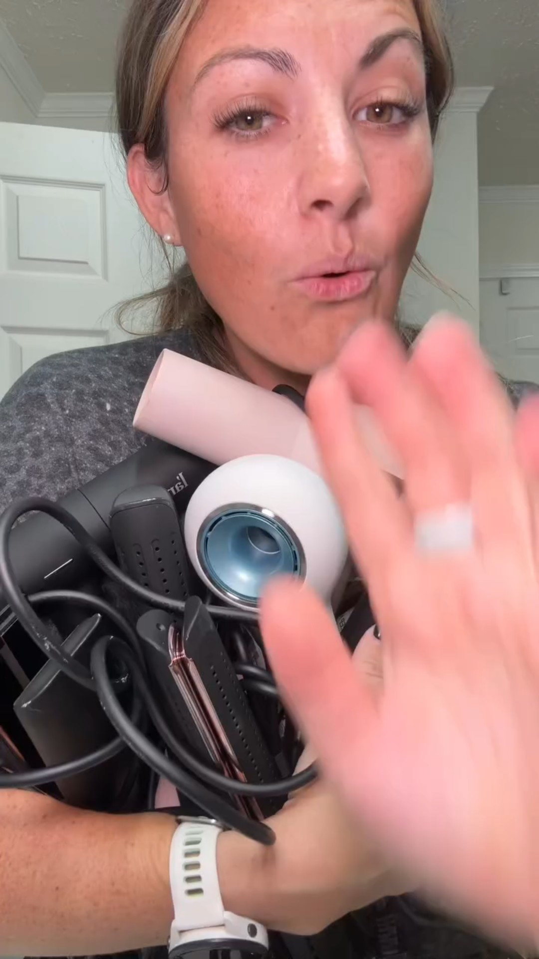 Some days I’m a curling iron girl and then some days. I just prefer a curling wand. This curling wand from is definitely probably one of my favorites! #langehair #langecurlingwand #curlingwand #hair #tiktokshopcreatorpicks