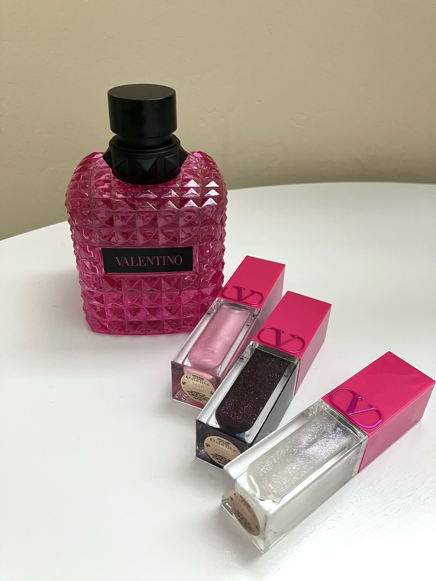 My obsession with @valentino.beauty is REAL💖
.
Valentino Beauty Puffer gloss: new lip gloss that gives you extra plump, extra shine & extra care. 
- Hyaluronic Acid: Helps retain moisture for visibly plump, hydrated lips.
- Vitamin E and Ceramide: Soften skin for lips that feel nourished.
.
Valentino Donna Born In Roma Perfume Intense: 
 a magnetic floral ambery, pushing vanilla and jasmine into a captivating embrace to glorify magnificent personalities. I like this one better than the original, as the scent is more intense and long lasting. 
.
Valentino Born In Roma Uomo Extradose: 
fougère woody ambery men’s fragrance, an extradose of vetiver, amplified by intensely spicy notes and lavandin for an extra-seduction. Perfect gift for the special guy in your life. 🖤
.
.
#giftedbyvalentinobeauty @valentino.beauty @sephora #valentinopuffergloss #valentinobeauty #donnaborninromaintense #borninromauomoextradose 
.
.
Perfume aesthetic, aesthetic filler pics, luxury beauty, Valentino Beauty, perfume addict, Donna Born In Roma