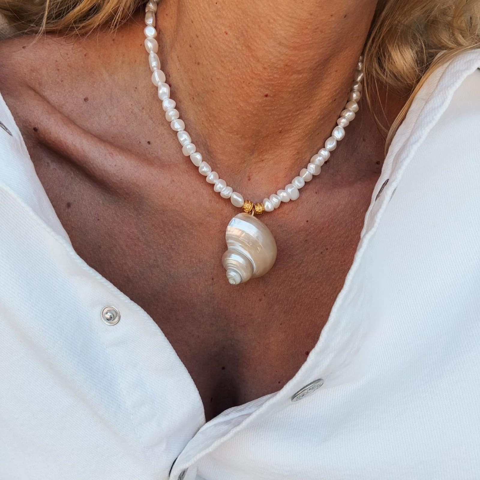 Amazon.com: WEISUYUUS Beaded Necklace with Natural Shell Turquoise and Imitation Pearls Adjustabl... | Amazon (US)