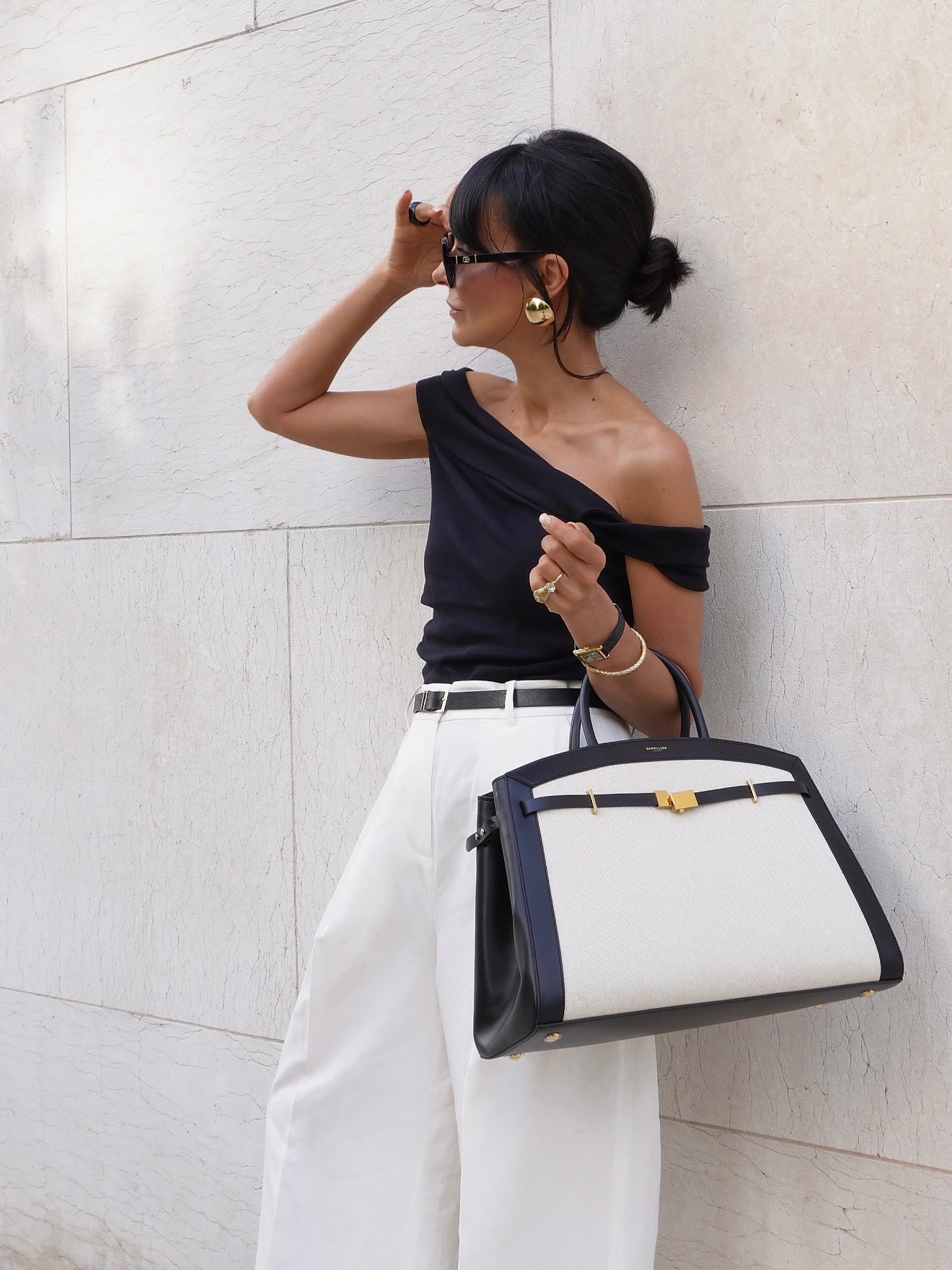 simply… THE BAG!

The Hudson @demellierlondon (gift)
top @massimodutti 
trousers @lilysilk 
sunglasses @gucci 

Happy Sunday 🖤