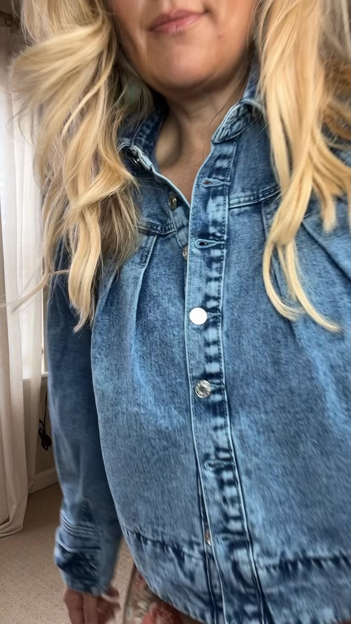  ✨Tap the bell, save and ❤️ for over 40 fashion, midlife style, midsize fashion and luxury looks for less. 

⬇️Sizing information:
Large jacket and pants, (size up if in between sizes.)

I dread getting dressed in midlife…

Then my frozen shoulder hit.
10 pounds. Midsection. Confidence gone.

But I’m working on my health 🤍

And these Amazon pieces?
They work with my body while it fluctuates.

Comment AMAZON for links.


Follow my LTK @Over40andmidlife on the @shop.LTK app to view this post and get my exclusive app-only content!

#liketkit 
@shop.ltk
https://liketk.it/61tsR

#LTKstorytime #LTKOver40 #LTKMidsize