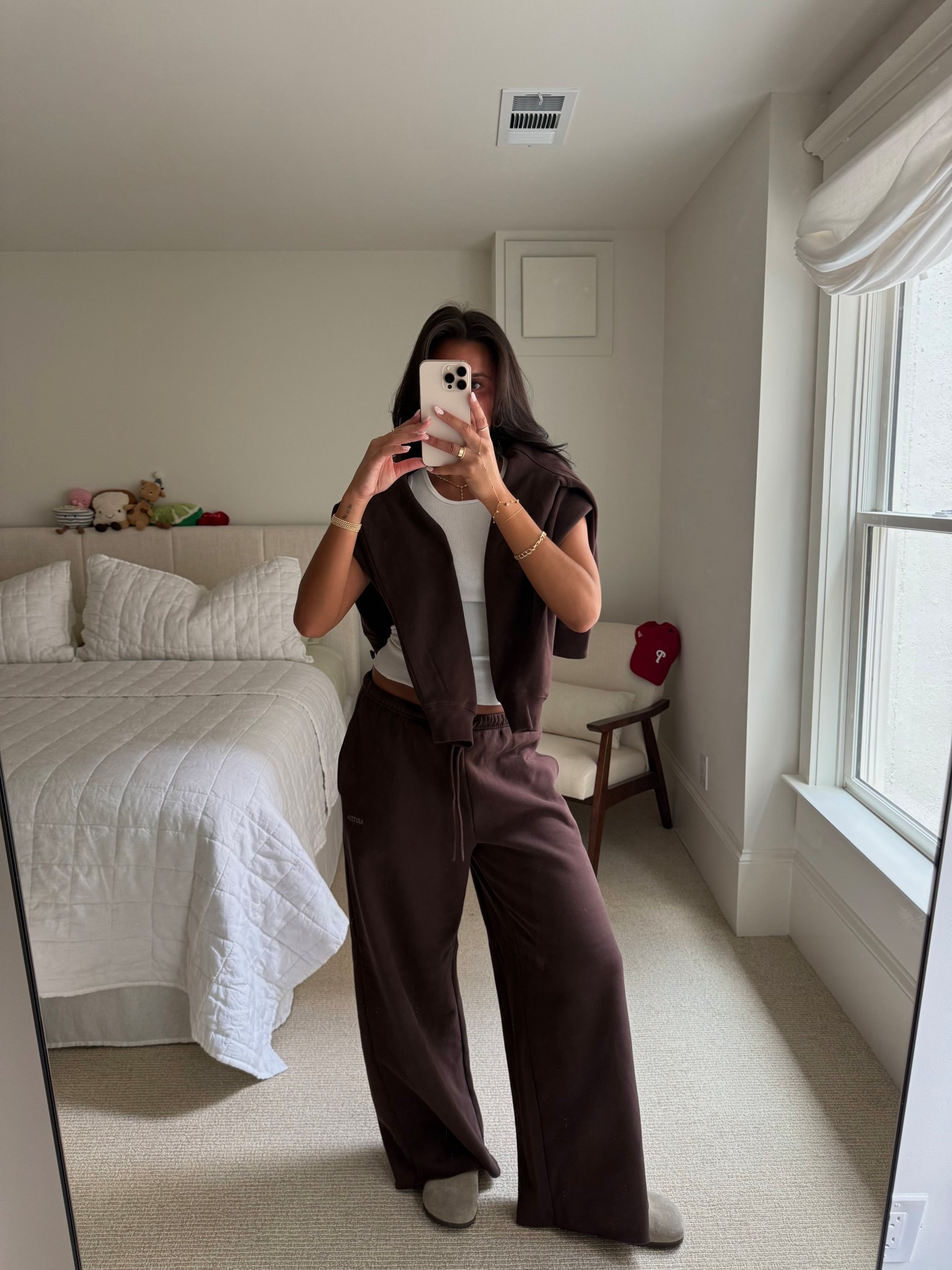 The most comfortable loungewear! I wear a size Medium in sweatpants and Large in the hoodie for a more oversized & comfortable fit! @Aritzia #Ad #AritziaPartner 