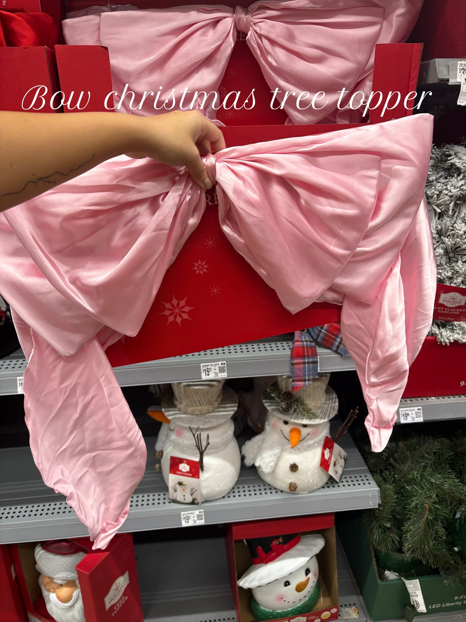 The perfect pink bow Christmas tree topper!! 💕🎀 #christmas #tree #christmastree #christmastreetopper #christmastreebows #christmastreedecor #christmasdecor #pinkchristmasdecor 