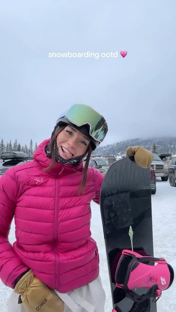 #ootd 🩷 kit details in my LTK link in bio 🔗

#snowboarding #snowboardgirl #snowboardoutfit #baggysowpants #arcteryx #skistyle #apres #snowboard #snowboardlove #snowboardlife #snowboardootd #skiootd #pink #snowboarder