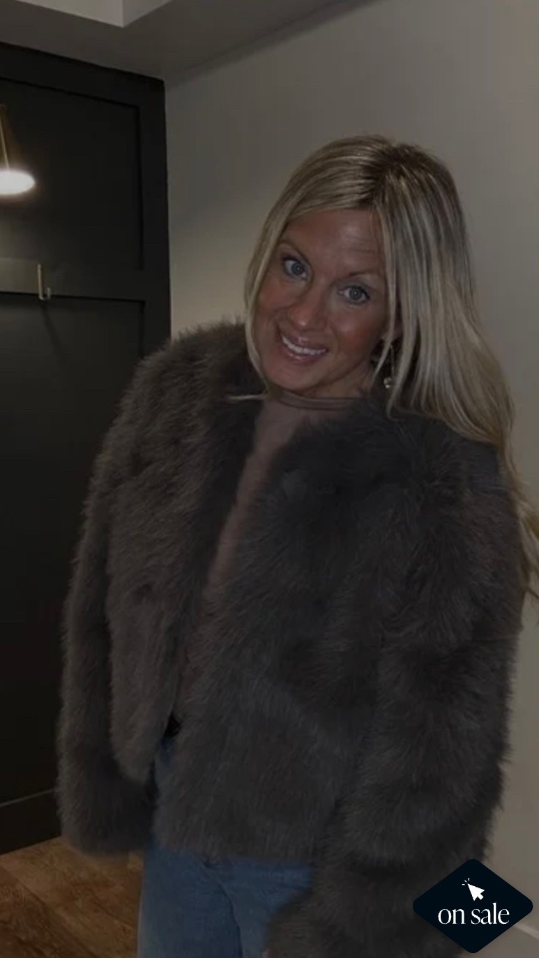 Cozy meets chic 🤎
This faux fur jacket is SO good — warm, flattering, and currently on sale for under $60. An easy way to elevate any outfit this season. #fauxfurjacket#winteroutfitinspo#oldnavypartner

#LTKFindsUnder100 #LTKSaleAlert #LTKOver40