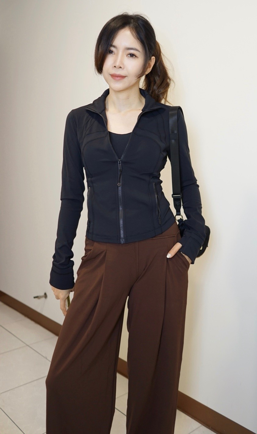 經典 lululemon 穿搭組合！
不管是出門跑行程還是旅行，舒適度和比例感都很重要。
短版的  lululemon Define Cropped Jacket Nulu 是最顯瘦的 Define 外套，修身又拉高比例，貼身卻有彈性，日常或運動都超百搭！
 lululemon Align™ Palazzo Pant，柔軟的 Align 布料加上寬褲管修飾腿型，咖啡棕色隨性卻有質感，深淺色都好搭
All Night Festival Bag Micro 2L ，小巧卻能裝，整體就是隨性、舒服。
@lululemon and #ad  #lululemoncreator