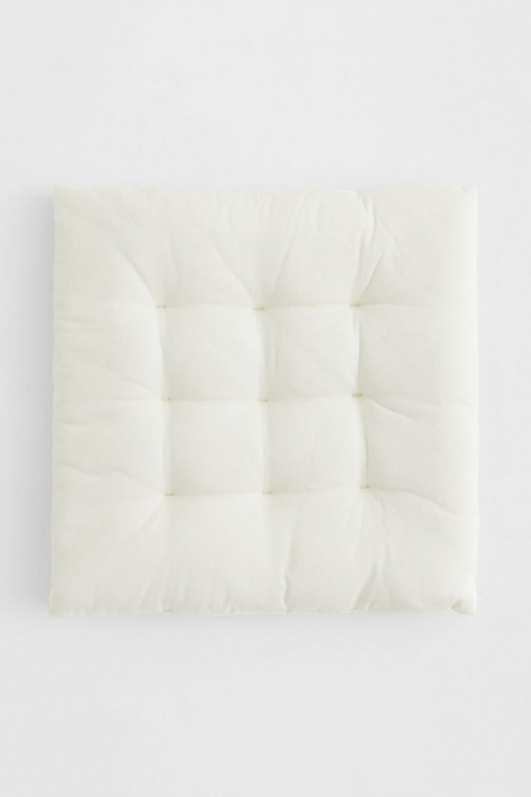 Padded seat cushion in cotton twill with tufting to retain form. Thickness 1 1/2 in.Weight262 gCo... | H&M (US + CA)