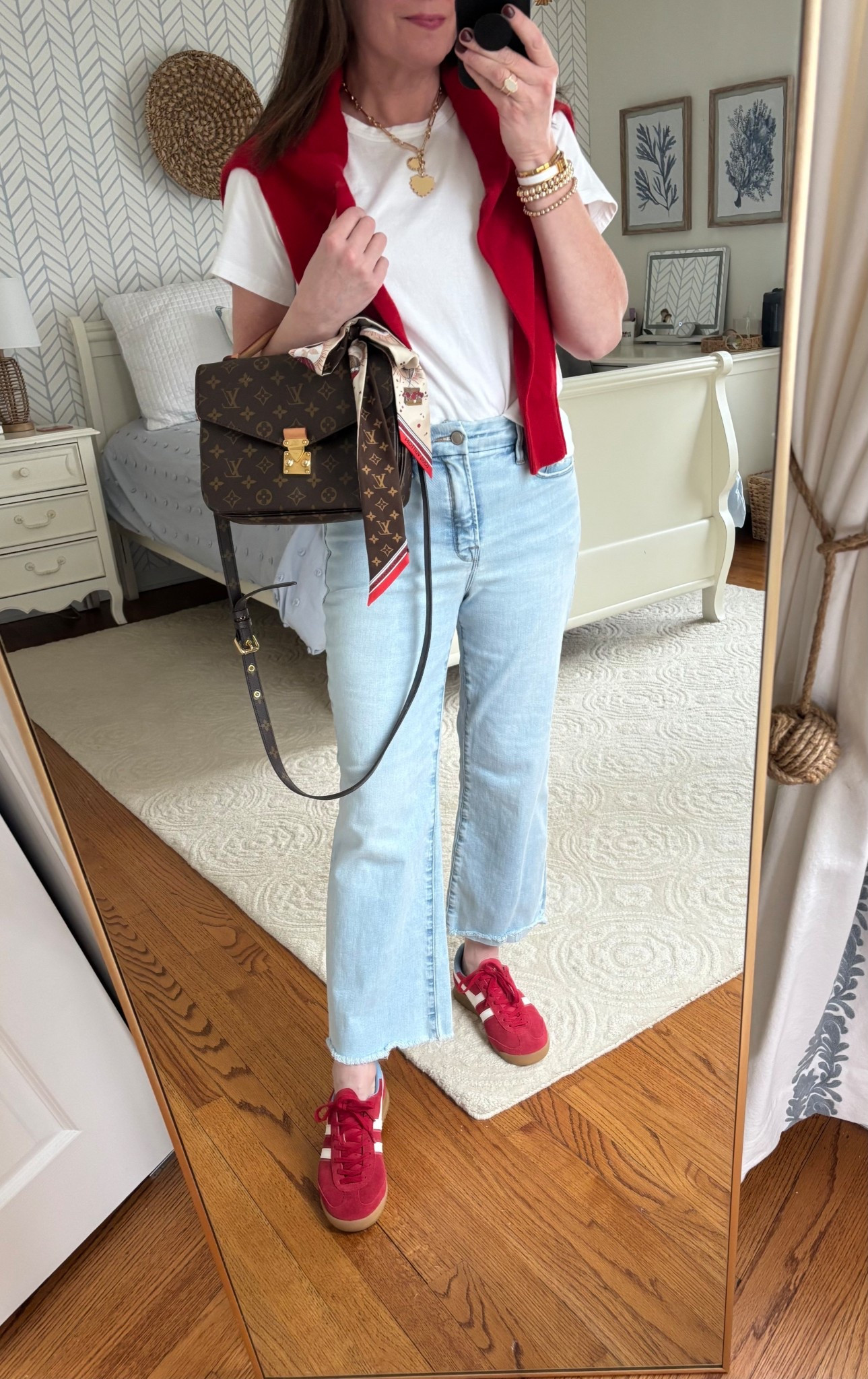 Pops of red ❤️❤️. 