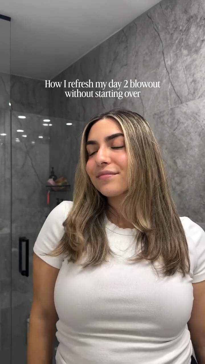 A quick blow out refresh that takes 5 minutes with minimal heat and lots of volume! 💁🏼‍♀️ 

Save this if your hair falls flat over night ✨

Using @amika Perk Up Ultra Dry Shampoo & Superfruit Star Hair Oil 🧡 *gifted 

#blowoutroutine #hairroutine #beautyreels #hairtips #hairtutorial