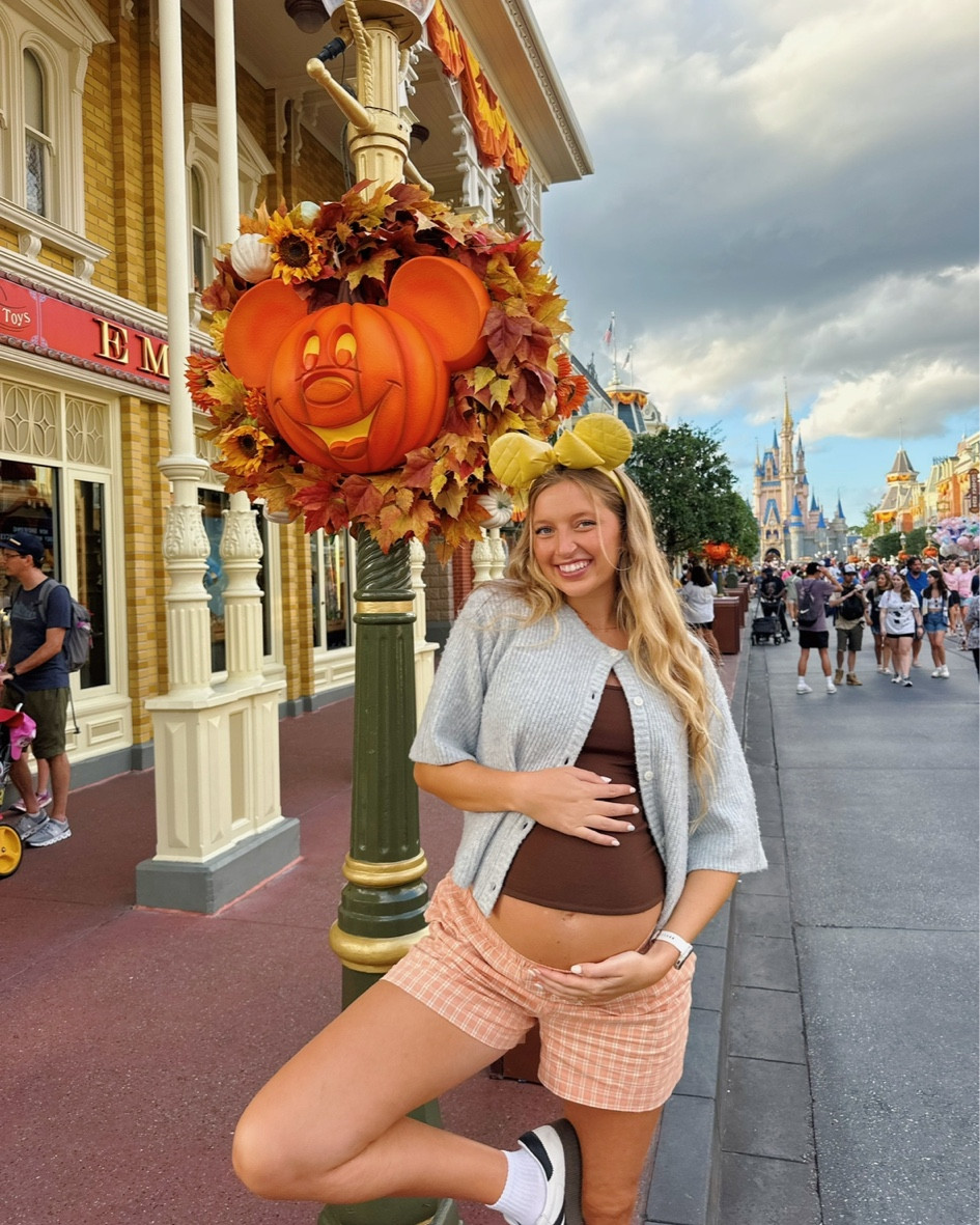 Fall Disney days🍂🐭 >>

boxer shorts, fall outfit, short sleeve cardigan, maternity, pregnancy, Disney outfit 

#LTKBump #LTKFindsUnder100 #LTKSeasonal