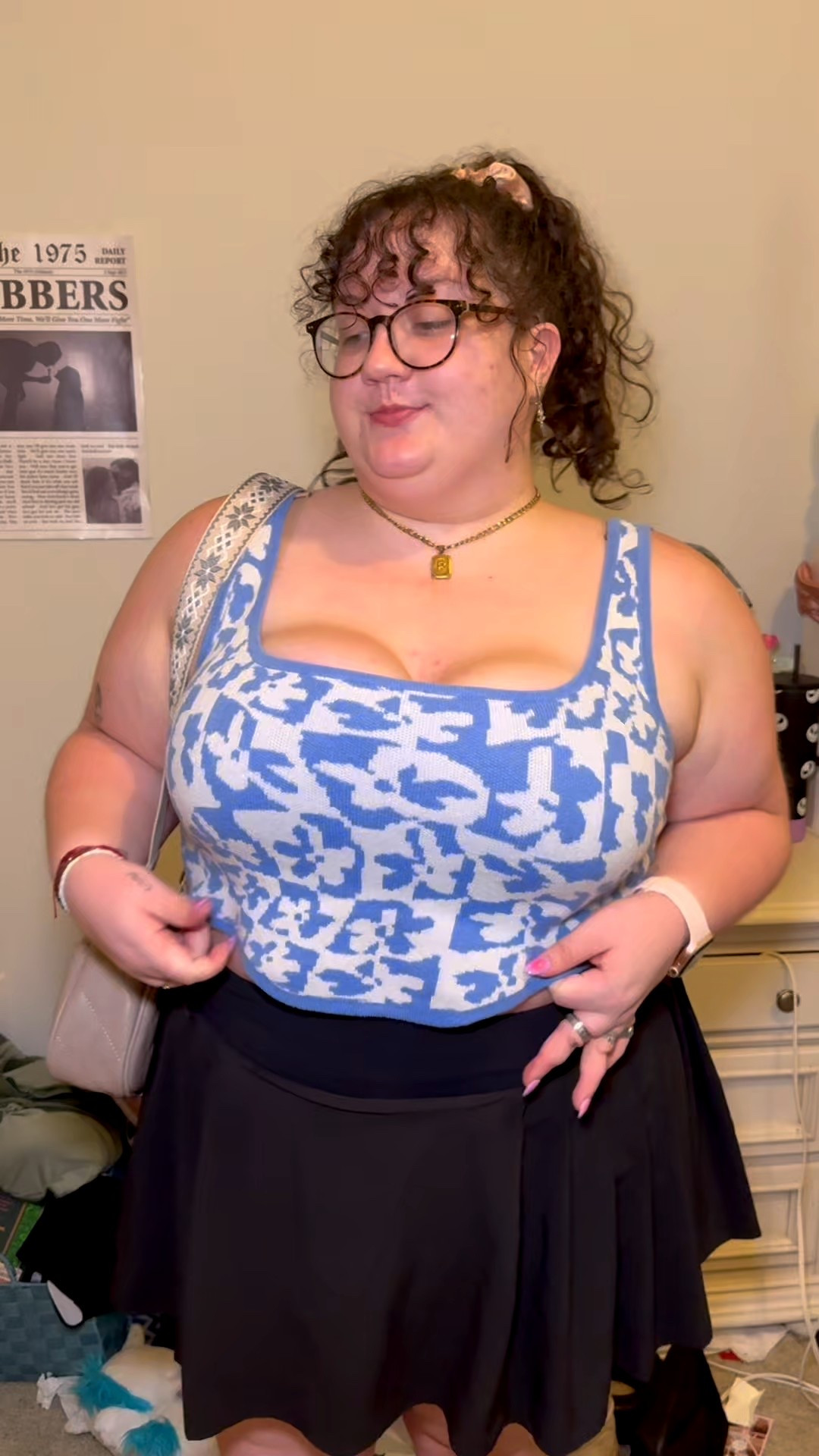 fun lil summer ootd ft. a messy background to remind everyone that it’s okay to not have everything put together at all times 🫶🏼