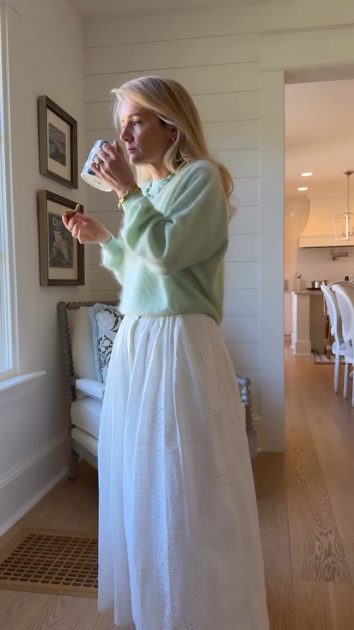 Falling for fool’s spring every time ✨ What do you guys think? Say YES for links and a round up of sweaters that will kee you cozy and not feel stuck in winter, new jeans for spring, and sets for carpool runs!

Xo, Sabrina