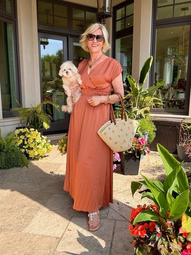Can’t resist an easy summer dress, especially when it’s this flattering. 🤎 Who else loves a one-and-done outfit.