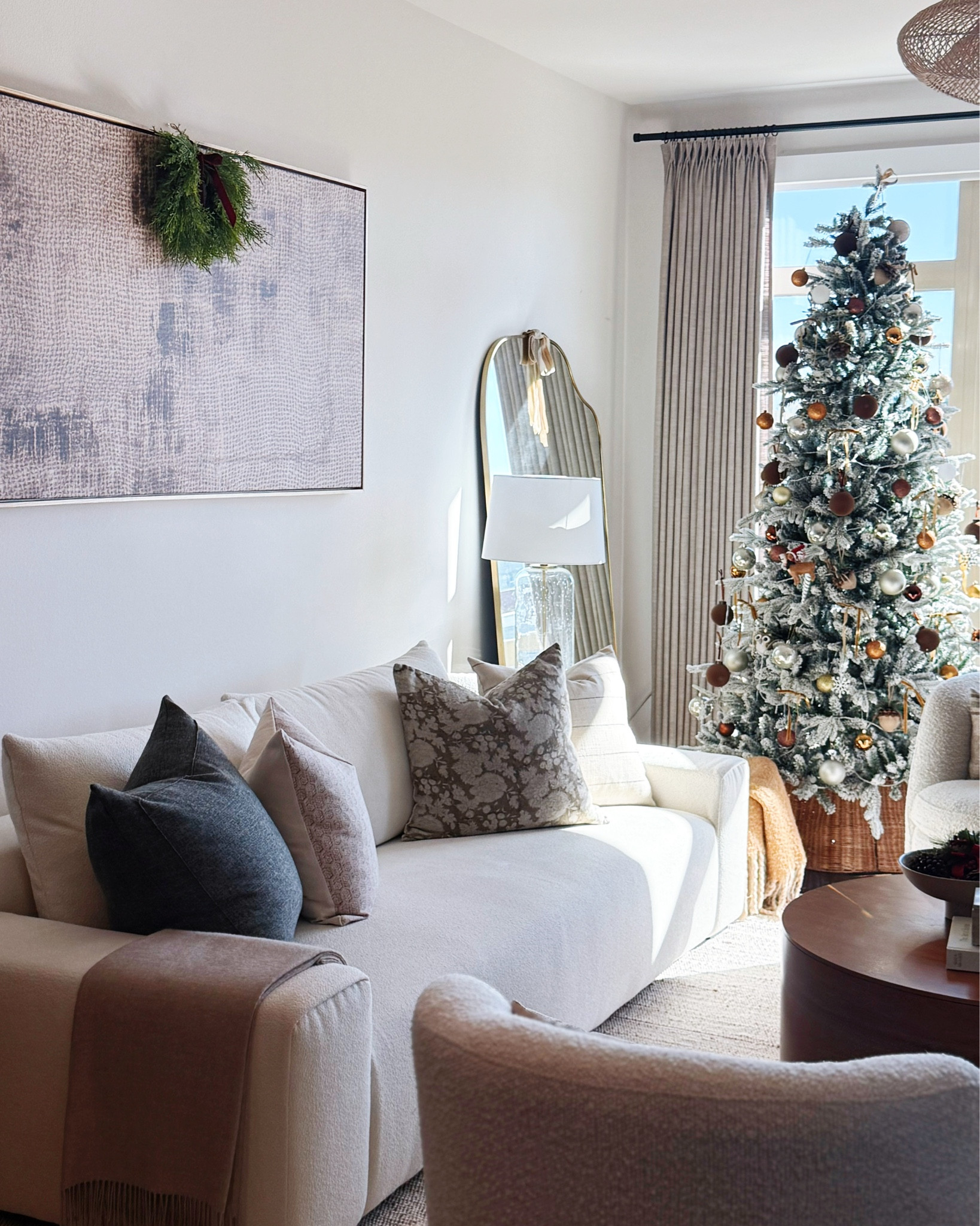 Holiday Views in my Home 🎄✨

#LTKHome #LTKSeasonal #LTKHoliday