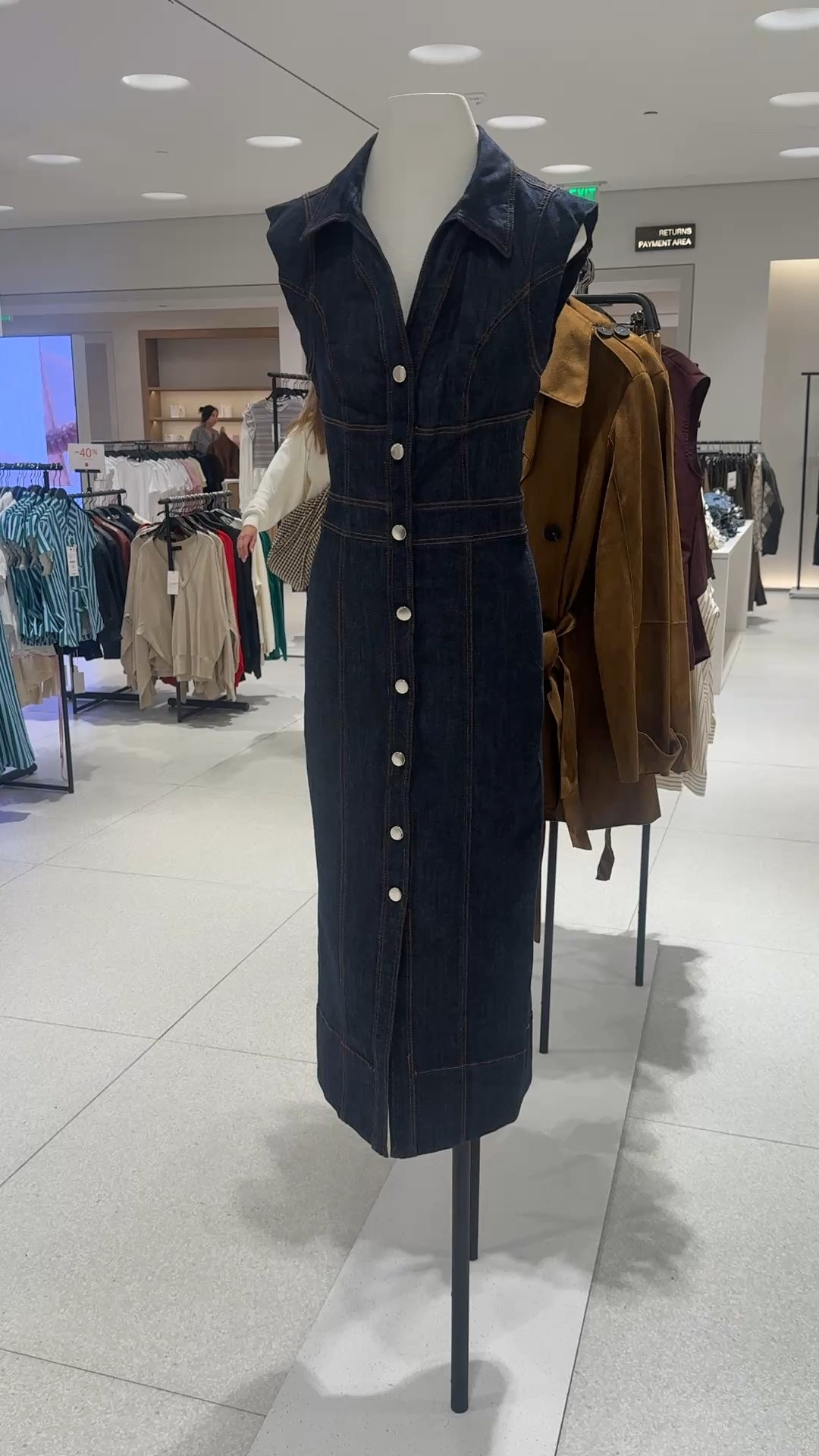 Sleeveless denim fall dresses that can be worn to work, brunch and more!!

#LTKootd #LTKMidsize