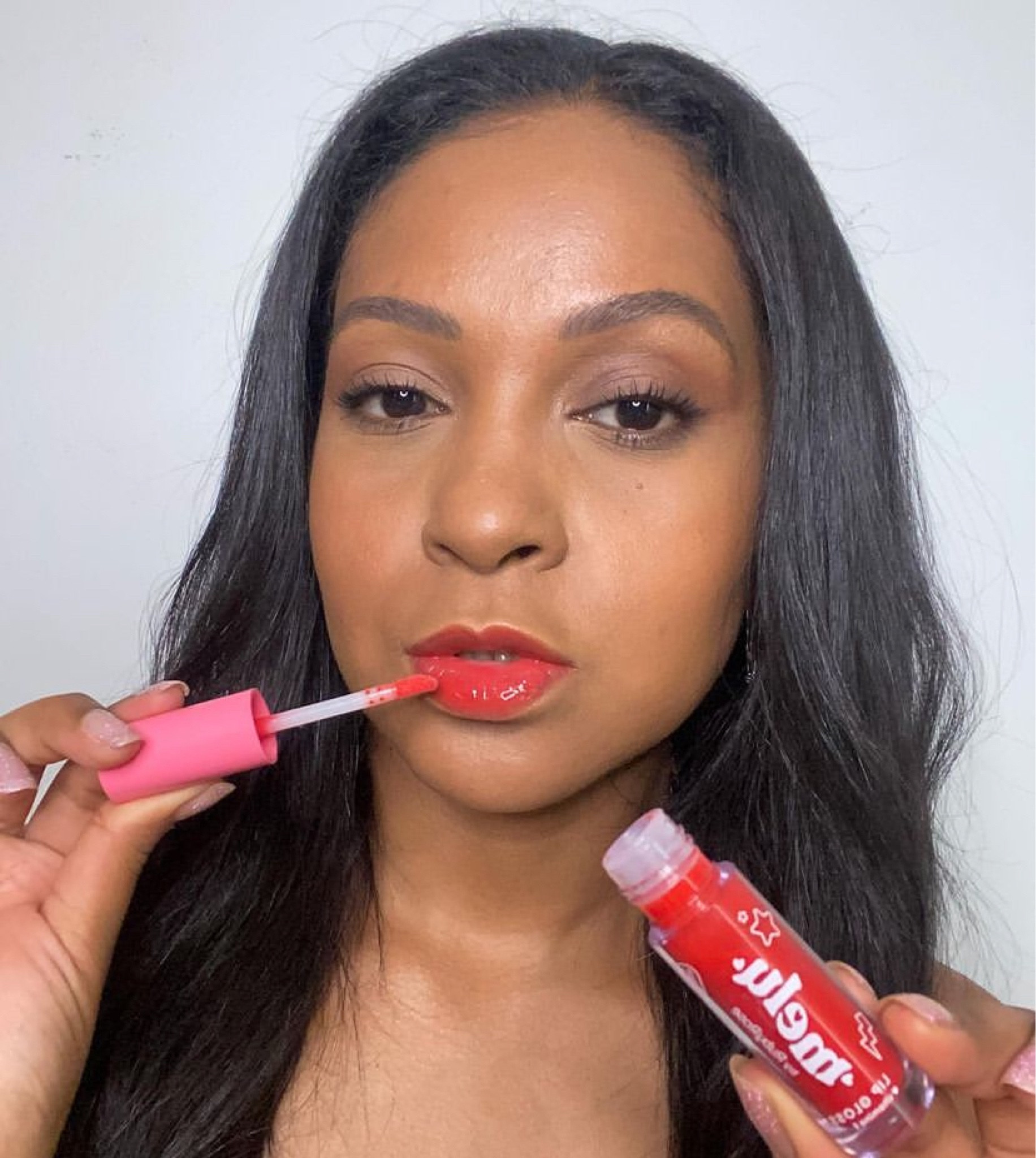 O Lip Gloss @melu.brasil alia o brilho excepcional de um gloss ao super confortinho de um balm que proporciona efeito espelhado e muito
brilho aos lábios.
* Sua Fórmula exclusiva é enriquecida com vitamina e possui propriedades hidratantes e antioxidantes, que combatem o envelhecimento precoce, regenera, fortalece e protege os lábios.
*# Principais benefícios:
- Hidrata e alinha os lábios;
- Possui vitamina E;
- Protege e regenera os lábios;
- Produto vegano;
- Livre de parabenos;
- Não testado em animais (Cruelty-Free).
* Cor: JAM

#LTKbrasil #LTKbeauty #LTKhome