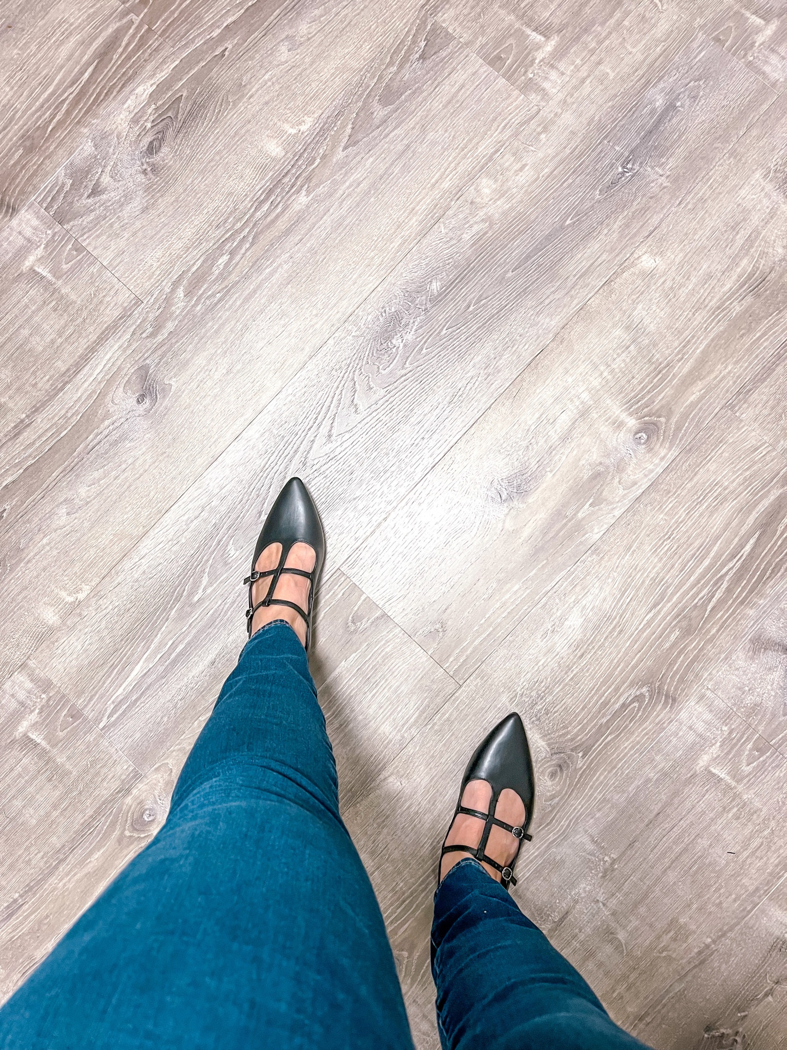 Cute flat shoes perfect to wear to the office. These black flats has a cute strap design and pointed toe. A great pair for all your workwear outfits. They fit TTS. 

Flat shoes 
Office shoes
Black flats 
Pointed toe flats
Fall shoes 
Fall outfit 


#LTKOver40 #LTKFindsUnder50 #LTKShoeCrush