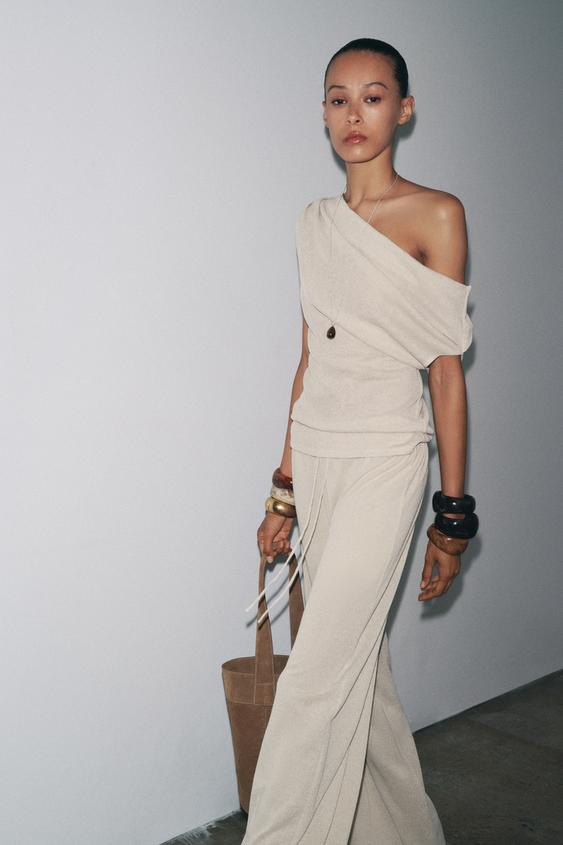 ASYMMETRIC CUT-OUT KNIT TOP | Zara US