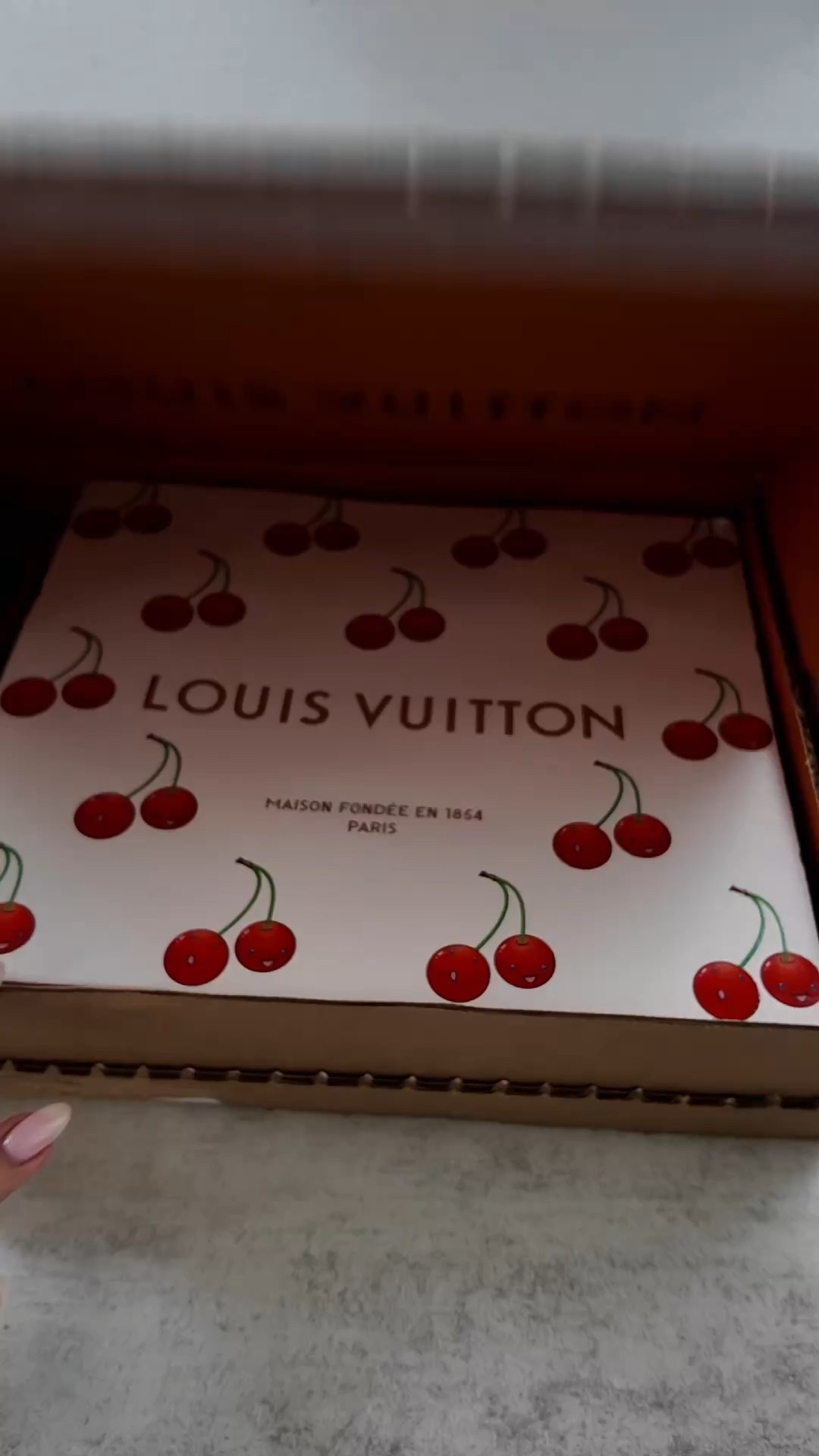 Here is one item from the #LouisVuitton x #TakashiMurakami Cerises / Cherry Drop that was an immediate no. Perhaps I would have exchanged it for a size that fit me if I had purchased the Lagoon sneakers but I didn't. So, I returned them. Do any of you branded designer socks? Do you think they're worth the price tags? Let me know your thoughts.
#DomesticatedMe-------------------------Aquí hay un artículo de la colección de cerezas de #LVxMurakami que fue un no inmediato. Quizás lo habría cambiado por una talla que me quedara si hubiera comprado los tenis Lagoon, pero no lo hice. Así que los devolví. ¿Alguno de ustedes usan medias de diseñador? ¿Creen que valen su precio? Cuéntenme qué piensan.

#LuxuryUnboxing #FashionReel #HypebeastStyle #LVSocks #Unboxing #LimitedEditionDrops #LVAccessories 
