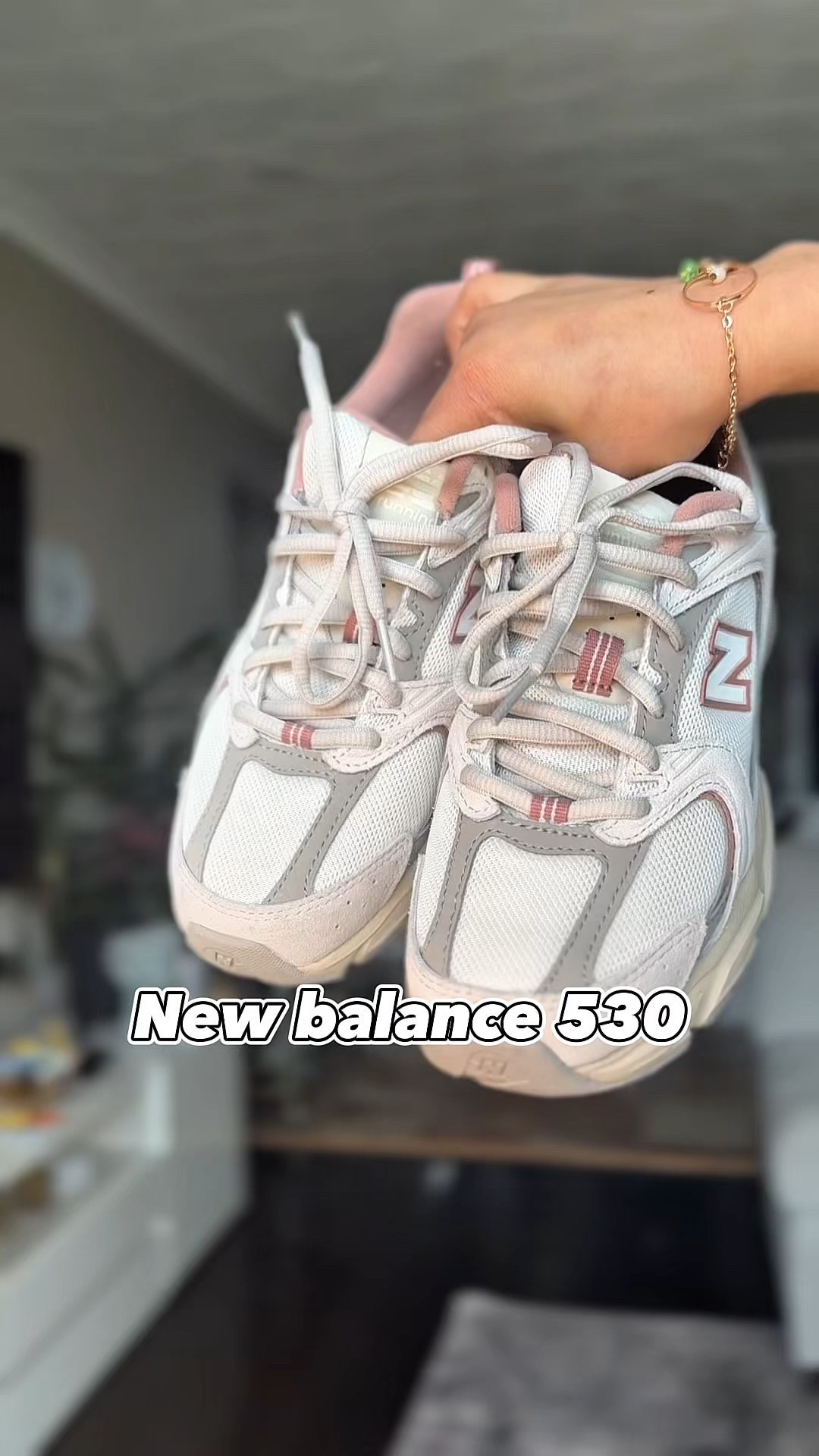 New balance 530 has been my staple for this summer and deserves a feature video. This one is the Timberwolf with linen and landslide which is a perfect colour that goes well with all my outfits. Most comfortable shoes I have ever owned I’m not kidding and they are so comfortable to walk around for long periods of time. It has a bit of heel to it which I usually look for in all my shoes (and the main reason I didn’t go for the sambas).
.
.
.#newbalanceshoes #nb530 #530 #sneakers #walkingshoes #shoetrends2025 #shoestagram #womensshoes #trendingshoes #trending #girlstrends #ootd #shoesfashion #shoeslover